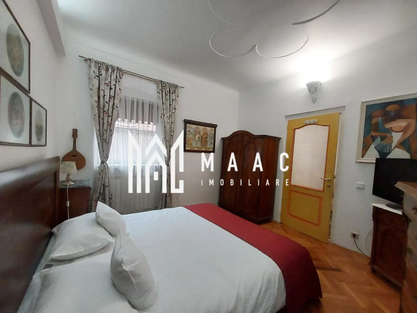 Apartament 3 Camere | 76MPU | Investitie | Ultracentral - MAAC Imobiliare va propune spre vânzare un apartament situat ultracentral in Sibiu. Ideal pentru locuință personală sau pentru continuarea unei afaceri de succes functionand in prezent in regim hotelier. Caracteristici principale: Suprafață utilă: 100 mp Compartimentare: 3 camere: 2 dormitoare și un living spațios 1 bucătărie complet utilată 1 baie funcțională 1 magazie separată în curte, perfectă pentru depozitare și întreținere Pivniță și acces la pod Detalii suplimentare: Încălzire: Centrală proprie pentru confort sporit Curte comună: Doar cu alte 2 familii, oferind intimitate și liniște Parcare: Publică, disponibilă în fața proprietății Statut: Proprietatea nu este monument istoric Opțiuni de vânzare: Se vinde la cheie, complet mobilat și utilat, pregătit pentru a continua activitatea in regim hotelier sau pentru a deveni căminul dumneavoastră. Preț ajustabil în funcție de preferințele cumpărătorului: mobilat, semimobilat sau nemobilat. Aceasta este o oportunitate excelentă pentru cei care își doresc o proprietate într-o locație centrală, cu multiple posibilități de utilizare. Pentru mai multe informații sau pentru a programa o vizionare, nu ezitați să ne contactați specificand ID:CP2291018 }}