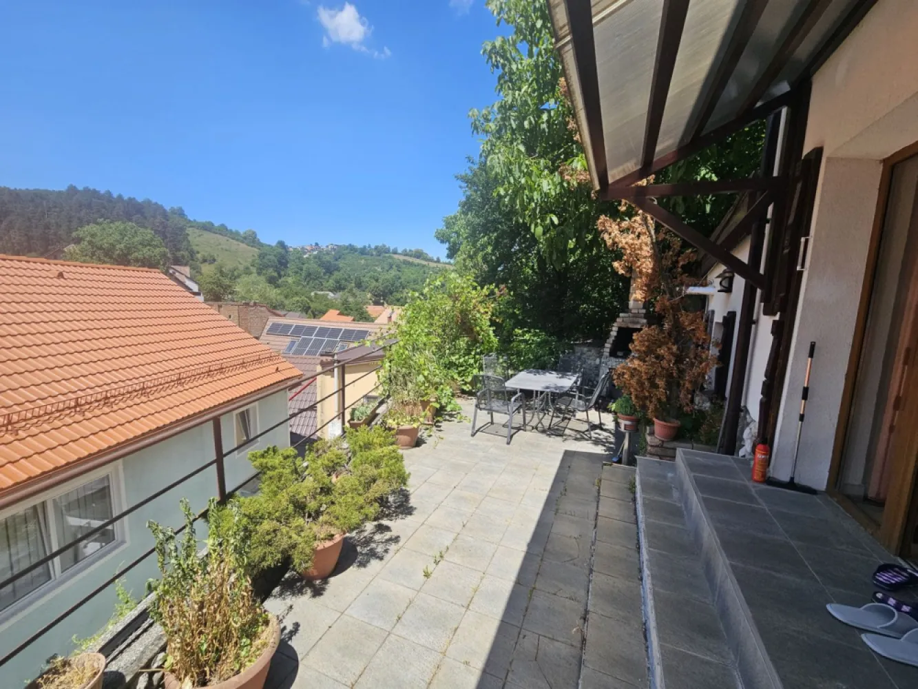 BRASOV Prund-Schei - K-Imobiliare Consult va ofera spre achizitie un imobil de cca 200 mp, pe o parcela de 160 mp in Schei. Imobilul este pozitionat extraordinar, intr-o zona idilica, cu vedere la munte, are curtea gen terasa, amenajata in spatele casei pentru intimitate deplina si are vecinatati selecte. Este compus din living plus patru dormitoare, trei holuri, bucatarie de 20 mp, doua bai, camera tehnica separata in curte si a fost reconstruit complet intre anii 1995 si 1997. Se vinde exact cum se observa in fotografii. Actele sun la zi, nu este purtator de TVA, acesta fiind pretul final.
