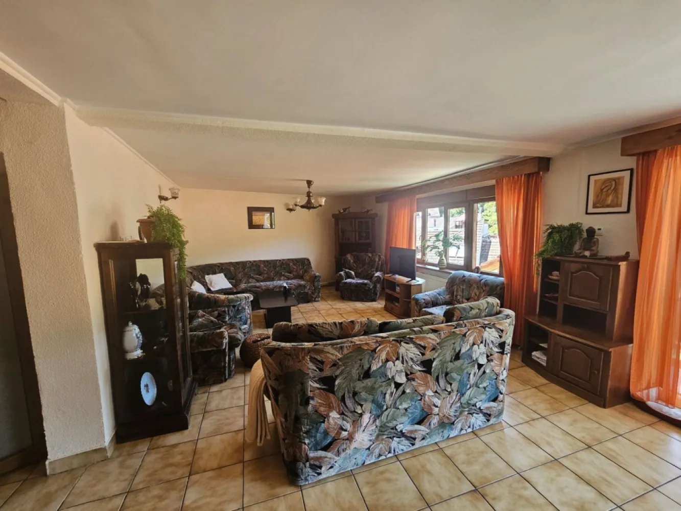 BRASOV Prund-Schei - K-Imobiliare Consult va ofera spre achizitie un imobil de cca 200 mp, pe o parcela de 160 mp in Schei. Imobilul este pozitionat extraordinar, intr-o zona idilica, cu vedere la munte, are curtea gen terasa, amenajata in spatele casei pentru intimitate deplina si are vecinatati selecte. Este compus din living plus patru dormitoare, trei holuri, bucatarie de 20 mp, doua bai, camera tehnica separata in curte si a fost reconstruit complet intre anii 1995 si 1997. Se vinde exact cum se observa in fotografii. Actele sun la zi, nu este purtator de TVA, acesta fiind pretul final.