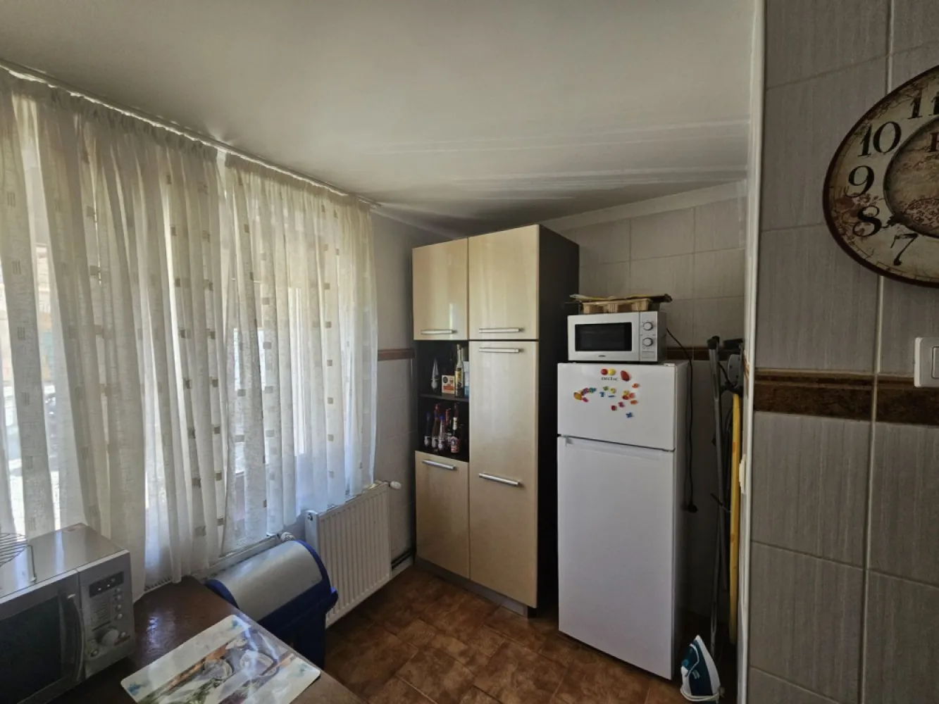BRASOV Prund-Schei - K-Imobiliare Consult va ofera spre achizitie un imobil de cca 200 mp, pe o parcela de 160 mp in Schei. Imobilul este pozitionat extraordinar, intr-o zona idilica, cu vedere la munte, are curtea gen terasa, amenajata in spatele casei pentru intimitate deplina si are vecinatati selecte. Este compus din living plus patru dormitoare, trei holuri, bucatarie de 20 mp, doua bai, camera tehnica separata in curte si a fost reconstruit complet intre anii 1995 si 1997. Se vinde exact cum se observa in fotografii. Actele sun la zi, nu este purtator de TVA, acesta fiind pretul final.