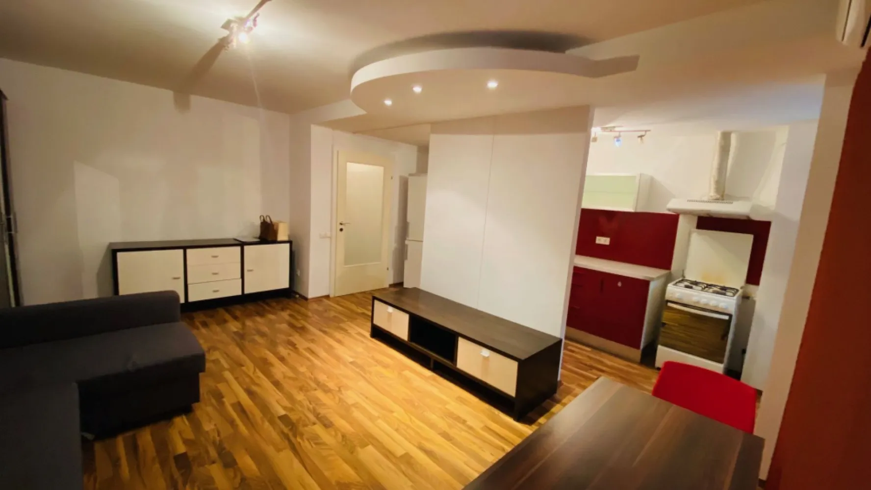 Lacul Tei - Inginerilor - K Imobiliare va propune spre vanzare o garsoniera impecabila, situata la et. 1/10 al unui bloc (anvelopat) construit in 1986 si fara risc seismic. Garsoniera a fost renovata complet, instalatii sanitare si electrice noi, gresie, faianta, parchet, usa metalica, termopan, balcon inchis. Aceasata se vinde mobilata si utilata asa cum se vede si in fotografii. Parcul si lacul Tei la o distanta de 150 m. Comision 2%. Pret usor negociabil.