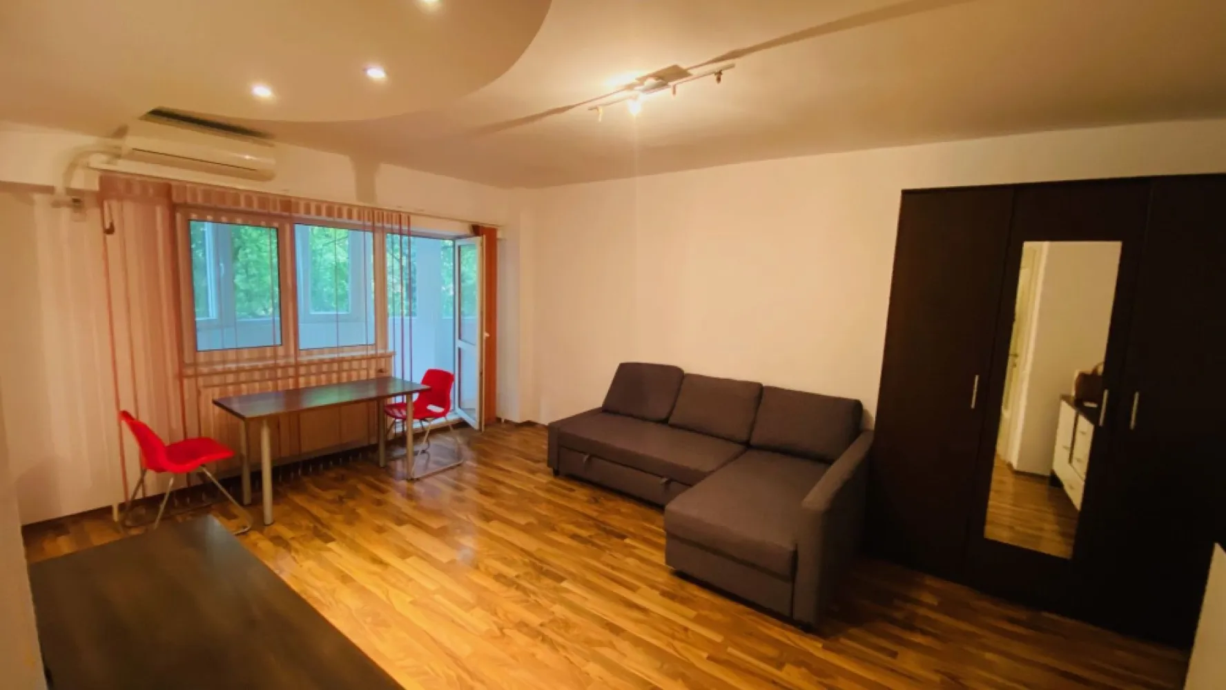 Lacul Tei - Inginerilor - K Imobiliare va propune spre vanzare o garsoniera impecabila, situata la et. 1/10 al unui bloc (anvelopat) construit in 1986 si fara risc seismic. Garsoniera a fost renovata complet, instalatii sanitare si electrice noi, gresie, faianta, parchet, usa metalica, termopan, balcon inchis. Aceasata se vinde mobilata si utilata asa cum se vede si in fotografii. Parcul si lacul Tei la o distanta de 150 m. Comision 2%. Pret usor negociabil.