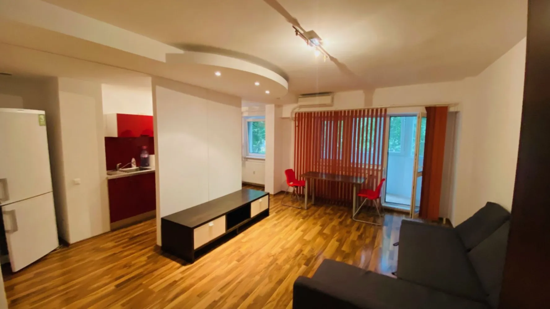 Lacul Tei - Inginerilor - K Imobiliare va propune spre vanzare o garsoniera impecabila, situata la et. 1/10 al unui bloc (anvelopat) construit in 1986 si fara risc seismic. Garsoniera a fost renovata complet, instalatii sanitare si electrice noi, gresie, faianta, parchet, usa metalica, termopan, balcon inchis. Aceasata se vinde mobilata si utilata asa cum se vede si in fotografii. Parcul si lacul Tei la o distanta de 150 m. Comision 2%. Pret usor negociabil.