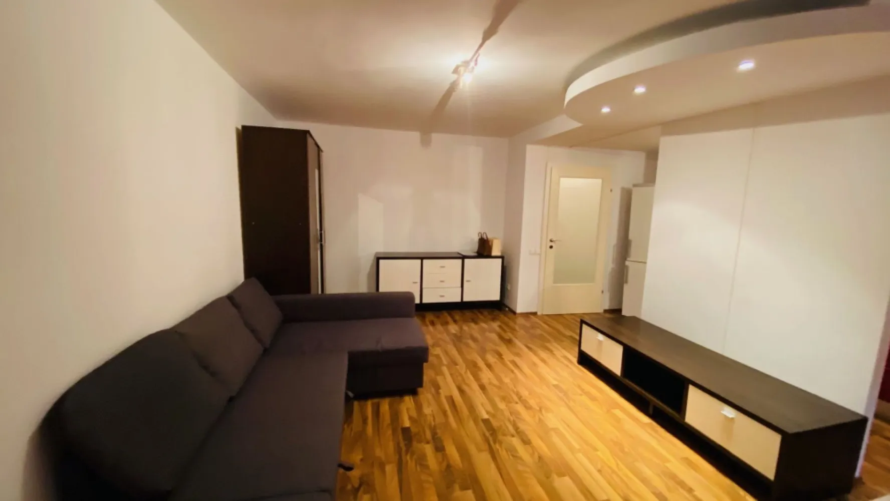Lacul Tei - Inginerilor - K Imobiliare va propune spre vanzare o garsoniera impecabila, situata la et. 1/10 al unui bloc (anvelopat) construit in 1986 si fara risc seismic. Garsoniera a fost renovata complet, instalatii sanitare si electrice noi, gresie, faianta, parchet, usa metalica, termopan, balcon inchis. Aceasata se vinde mobilata si utilata asa cum se vede si in fotografii. Parcul si lacul Tei la o distanta de 150 m. Comision 2%. Pret usor negociabil.