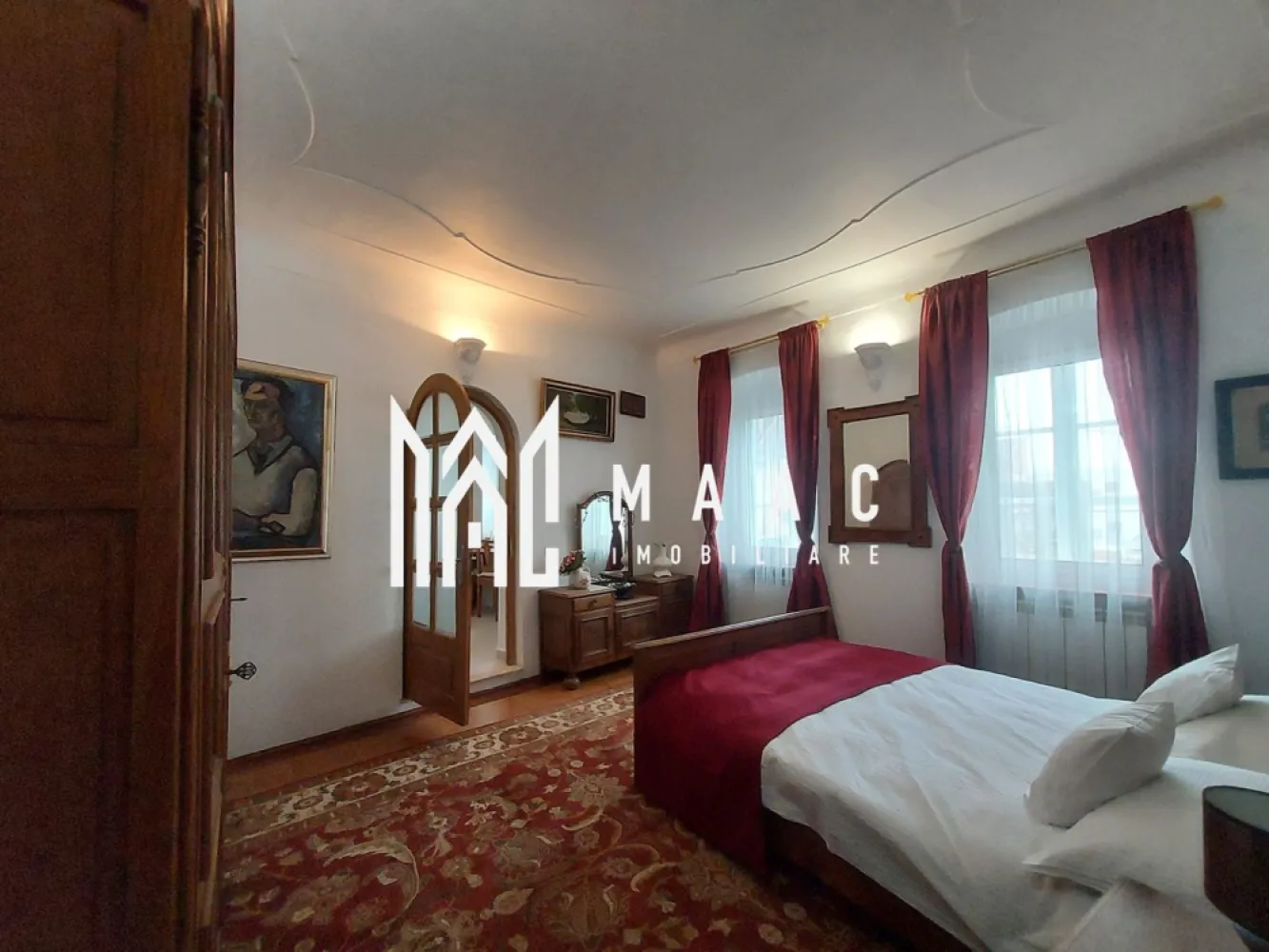 Apartament 3 Camere | 76MPU | Investitie | Ultracentral - MAAC Imobiliare va propune spre vânzare un apartament situat ultracentral in Sibiu. Ideal pentru locuință personală sau pentru continuarea unei afaceri de succes functionand in prezent in regim hotelier. Caracteristici principale: Suprafață utilă: 100 mp Compartimentare: 3 camere: 2 dormitoare și un living spațios 1 bucătărie complet utilată 1 baie funcțională 1 magazie separată în curte, perfectă pentru depozitare și întreținere Pivniță și acces la pod Detalii suplimentare: Încălzire: Centrală proprie pentru confort sporit Curte comună: Doar cu alte 2 familii, oferind intimitate și liniște Parcare: Publică, disponibilă în fața proprietății Statut: Proprietatea nu este monument istoric Opțiuni de vânzare: Se vinde la cheie, complet mobilat și utilat, pregătit pentru a continua activitatea in regim hotelier sau pentru a deveni căminul dumneavoastră. Preț ajustabil în funcție de preferințele cumpărătorului: mobilat, semimobilat sau nemobilat. Aceasta este o oportunitate excelentă pentru cei care își doresc o proprietate într-o locație centrală, cu multiple posibilități de utilizare. Pentru mai multe informații sau pentru a programa o vizionare, nu ezitați să ne contactați specificand ID:CP2291018 }}