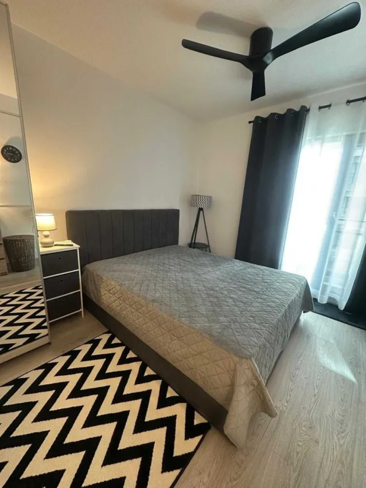 Închiriez Apartament Select Residence 2 camere full mobilat si utilat - Select Residence- Zona Dristor. Spre Închiriere un apartament nu a fost înlocuit niciodată, mutare imediata, finalizat noiembrie 2024, superb, cu 2 camere 70 m2 utili si o locatie excelenta, etaj 4/12, in zona Dristor - Dudesti in complexul Select Residence, modern, verde si foarte liniștita.

Apartamentul se afla cu o distantă foarte aproape(600m) fata de metrou Dristor, transport in comun, parc, magazine, lângă București Mall Vitan, piața, unitate sanitara, scoală.

Este alcătuit din: living luminos si foarte spațios, un dormitor, o baie moderna, cu finisaje de calitate, o bucătărie, un balcon de aproximativ 10,5 m2, hol, si multiple spatii de depozitare, full mobilata.

Apartamentul dispune de: centrala termica proprie, aer condiționat Fujitsu cu comanda remote prin aplicație, gresie, faianța, parchet, ușa metalica, interfon cu video, 1 led TV Samsung 65”(163 cm), 1 led TV Samsung 50” (125 cm), Sound Bar Samsung, internet si cablu TV Digi, interior este absolut nou, mașina de spălat rufe Bosch, uscător Bosch frigider Bosch, hota telescopica incorporabila Bosch, cuptor incorporablila Bosch, plita cu inducție Bosch, bucătărie mobilata si utilata. Există plase de țânțari pe ambele uși ale balconului.
Există un loc de parcare subterană pentru o mașină.
Nu se accepta animale de companie.
Garanție 950 euro + 1 luna de chirie 950 euro, contract înregistrat la ANAF

Este ideal pentru un cuplu sau chiar o familie.
Fără/exclus agenții, direct de la proprietarul, nu se percepe comision
Va invit sa ma contactați pentru mai multe detalii si pentru a programa o vizionare.