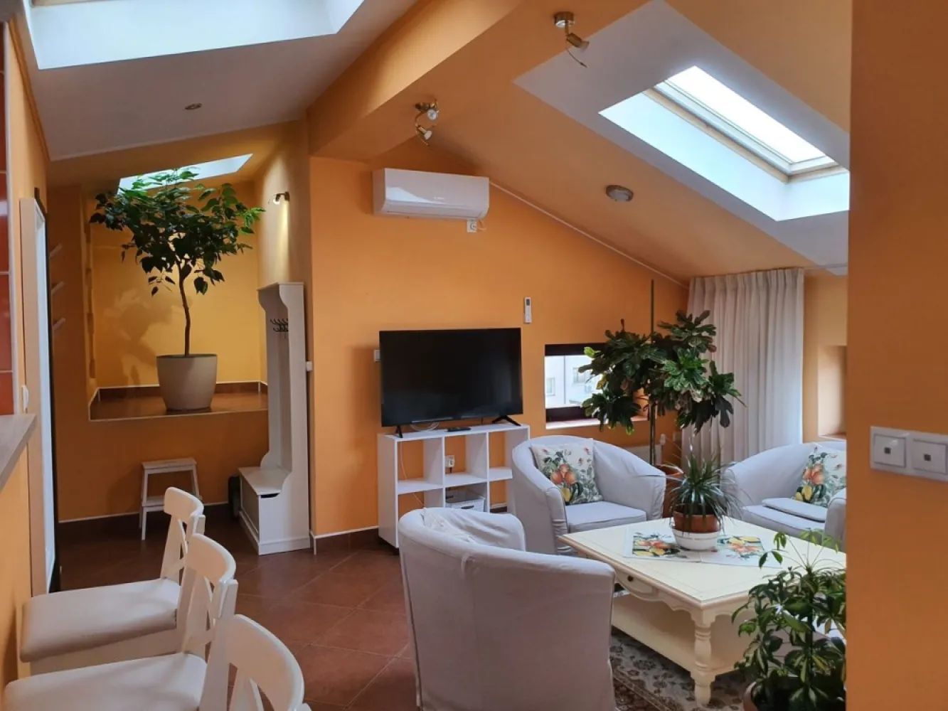 BRASADAS închiriază ap 2 cam la MANSARDA zona Dorobanti. - Agenția imobiliara BRASADAS închiriază Studio 65mp, mansarda/ P+3+M, semidecomandat, ascensor, constructie 2005, renovat, centrala proprie, aer conditionat, complet utilat.