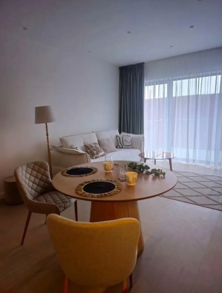 Aviatiei Tower | Apartament premium de închiriat | 2 camere - Descoperiţi confortul unui apartament nou, elegant şi perfect organizat, ideal pentru cei care îşi doresc un stil de viaţă modern. Situat în faza a doua a complexului Aviaţiei Tower, acest apartament de 50 mp + balcon generos de 6 mp, orientat către Muzeul Aviaţiei, oferă lumină naturală din plin şi o atmosferă primitoare.
Complexul oferă acces facil la drumurile publice prin 4 puncte de ieşire: Fabrica de Glucoză, Şoseaua Pipera, Dimitrie Pompeiu şi Floreasca.

âœ…Etaj 3/11 într-un bloc premium;
âœ…ď¸Mobilier de calitate superioară;
âœ…ď¸Finisaje impecabile;
âœ…ď¸Primul chiriaş! Totul este nou, nefolosit;
âœ…ď¸Dressinguri şi spaţii de depozitare încăpătoare;
âœ…Acces la piscină (în baza unui abonament).

Zona este una dintre cele mai apreciate din Bucureşti, oferind proximitate excelentă faţă de Promenada Mall, parcuri, săli de fitness, instituţii de învăţământ, spitale, restaurante şi marile centre de afaceri. Acces rapid la mijloace de transport în comun.

đŸ“ Preţ chirie: 1.150 EUR + TVA

Dacă vă doriţi ca spaţiu de locuit un apartament premium, într-o zonă de top, vă invităm la vizionare!
