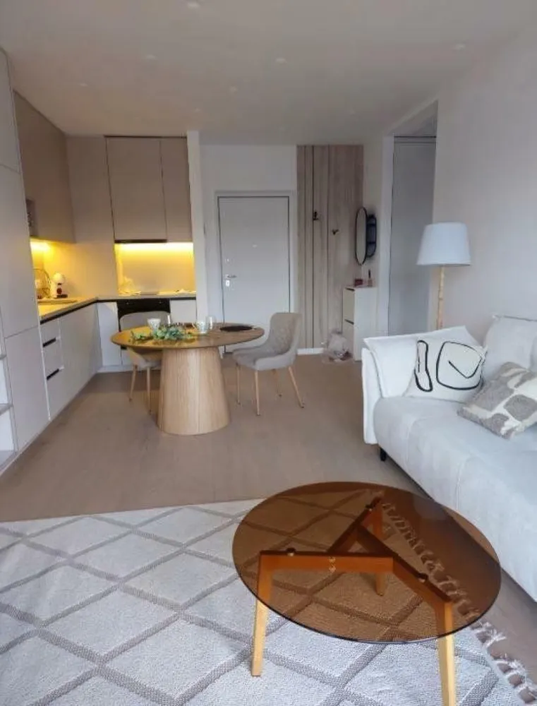 Aviatiei Tower | Apartament premium de închiriat | 2 camere - Descoperiţi confortul unui apartament nou, elegant şi perfect organizat, ideal pentru cei care îşi doresc un stil de viaţă modern. Situat în faza a doua a complexului Aviaţiei Tower, acest apartament de 50 mp + balcon generos de 6 mp, orientat către Muzeul Aviaţiei, oferă lumină naturală din plin şi o atmosferă primitoare.
Complexul oferă acces facil la drumurile publice prin 4 puncte de ieşire: Fabrica de Glucoză, Şoseaua Pipera, Dimitrie Pompeiu şi Floreasca.

âœ…Etaj 3/11 într-un bloc premium;
âœ…ď¸Mobilier de calitate superioară;
âœ…ď¸Finisaje impecabile;
âœ…ď¸Primul chiriaş! Totul este nou, nefolosit;
âœ…ď¸Dressinguri şi spaţii de depozitare încăpătoare;
âœ…Acces la piscină (în baza unui abonament).

Zona este una dintre cele mai apreciate din Bucureşti, oferind proximitate excelentă faţă de Promenada Mall, parcuri, săli de fitness, instituţii de învăţământ, spitale, restaurante şi marile centre de afaceri. Acces rapid la mijloace de transport în comun.

đŸ“ Preţ chirie: 1.150 EUR + TVA

Dacă vă doriţi ca spaţiu de locuit un apartament premium, într-o zonă de top, vă invităm la vizionare!