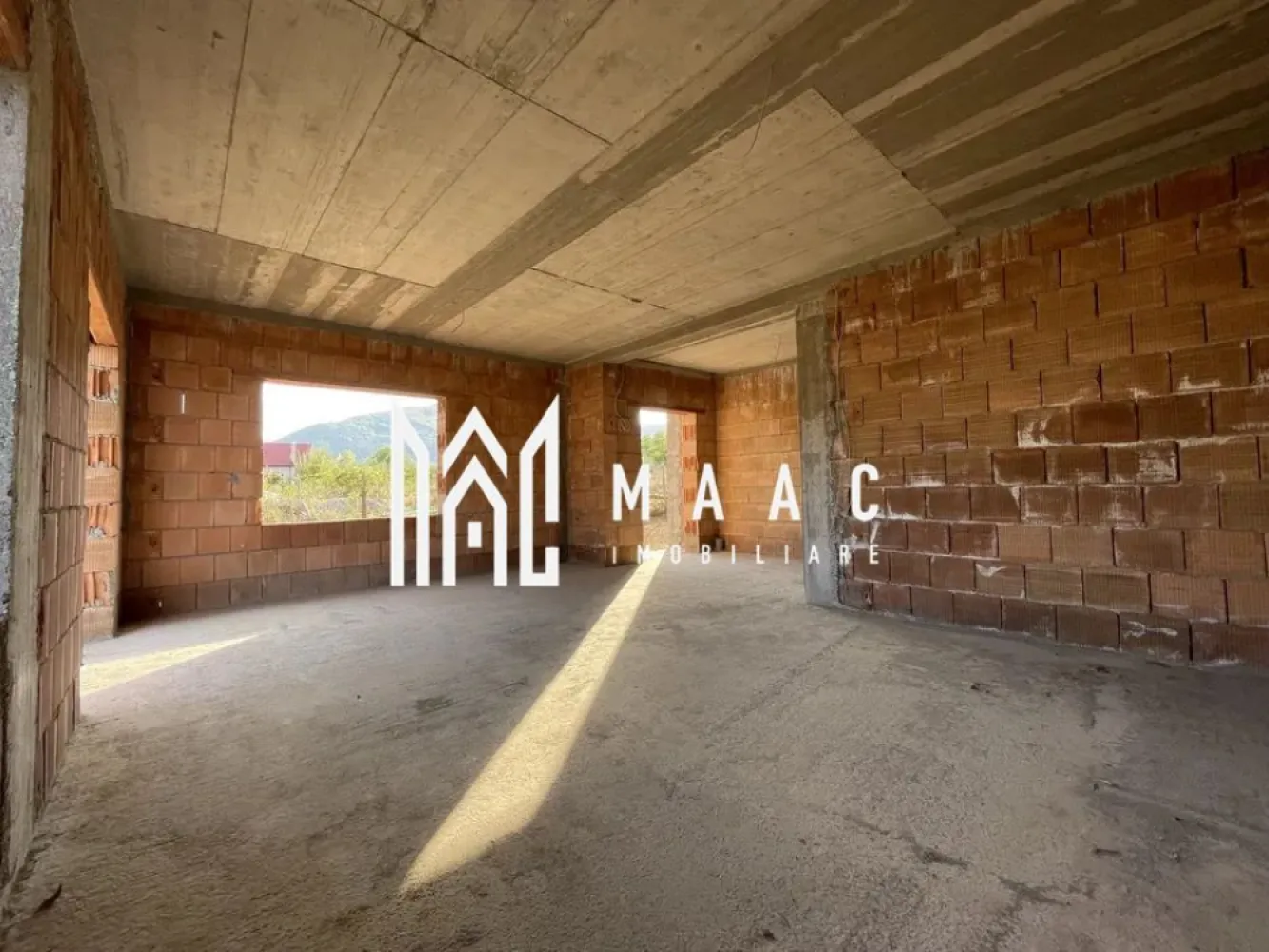 Casa 4 Camere | 128MPU | Poplaca - MAAC Imobiliare va propune spre vanzare la intrare în Comuna Poplaca o oportunitate excelentă pentru cei care doresc să-și personalizeze locuința după propriul gust. Proprietatea se vinde la roșu, oferindu-vă flexibilitatea de a finaliza lucrările și de a alege finisajele în funcție de preferințele dumneavoastră. Caracteristici principale: Suprafață utilă: 128 mp, spațiu generos, perfect pentru o familie Teren: 328 mp, suficient pentru amenajarea unei grădini, terase sau spațiu de joacă pentru copii Compartimentare: 3 dormitoare spațioase, perfecte pentru relaxare și odihnă Living generos, ideal pentru momentele petrecute cu familia sau pentru socializare 2 băi, care vor oferi confort pentru întreaga familie Bucătărie spațioasă, care poate fi amenajată într-un stil modern și funcțional Posibilitate de personalizare a tuturor încăperilor, datorită stadiului "la roșu" al construcției Detalii suplimentare: Structură solidă, construită pe o fundație durabilă Locație liniștită în Comuna Poplaca, ideală pentru cei care doresc să se bucure de natură, dar să fie în apropierea orașului Terenul generos de 328 mp vă oferă multiple opțiuni pentru extinderea casei sau amenajarea unui spațiu exterior. Pentru mai multe detalii precizati telefonic ca ati vazut anuntul cu ID : CP2191793 }}