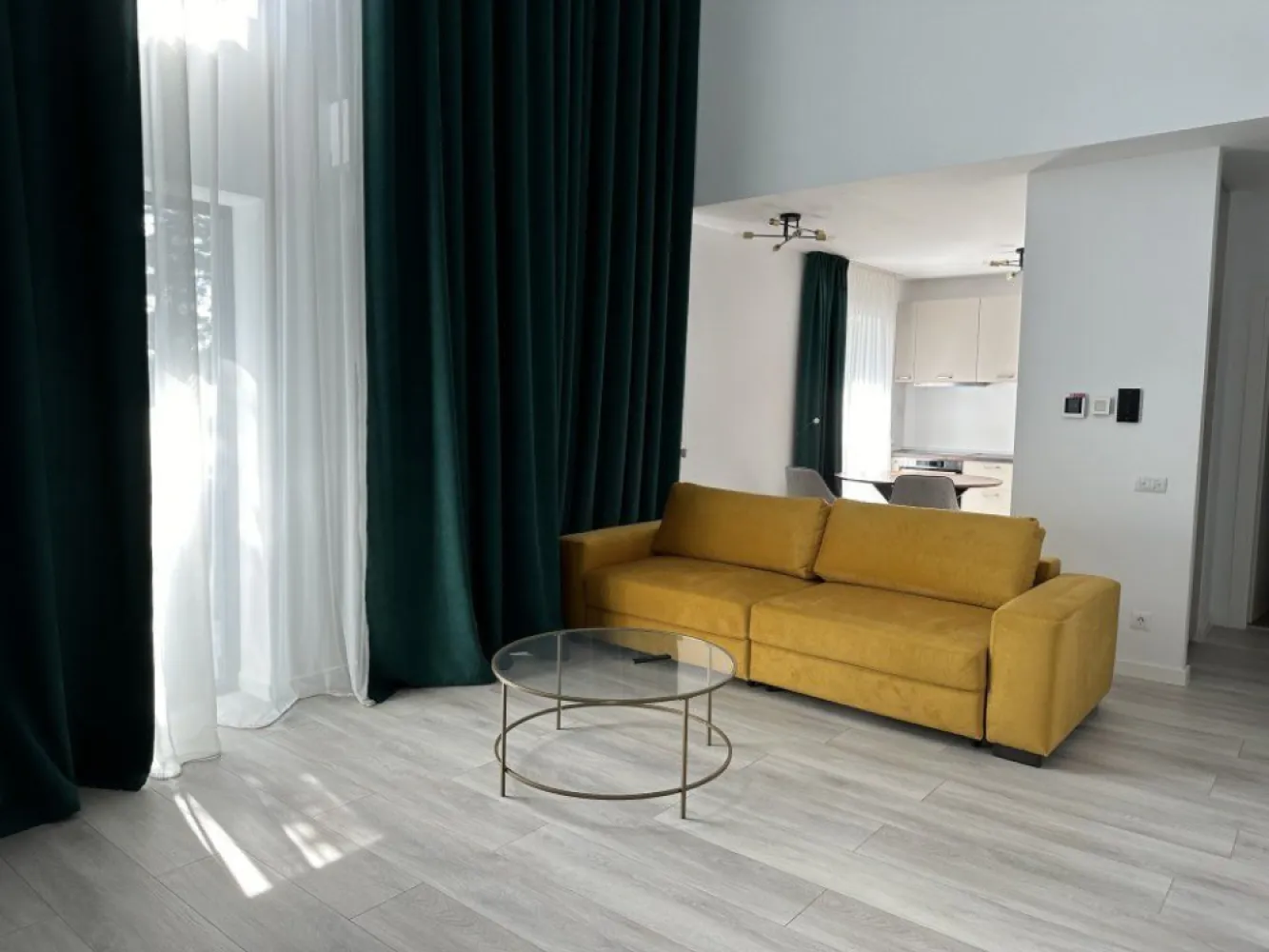 Cloud9 Resid. | Duplex & Gradina Privata | 2 Bai | Parcare. - Agenția imobiliara BRASADAS propune spre prima inchiriere un duplex cu gradina privata situat la parter-mezanin in complexul rezidential Cloud9 Residence, finalizat in anul 2020. Duplexul, cu o suprafata construita de 110 mp si gradina privata de 50 mp, este compartimentat pe doua planuri: parter (hol, bucatarie deschisa, zona de living, zona de dining, grup sanitar si 2 terase) si mezanin (hol, dormitor si baie). Duplexul dispune de aparate de aer conditionat in fiecare camera, sistem smart home climatizare, incalzire in pardoseala pe parter si radiatoare de tip panou la mezanin. Se inchiriaza mobilat si utilat. Pretul este 1200 euro lunar, o luna chirie + 3 luni garantie cu un loc de parcare subteran chiar langa accesul la lift inclus.