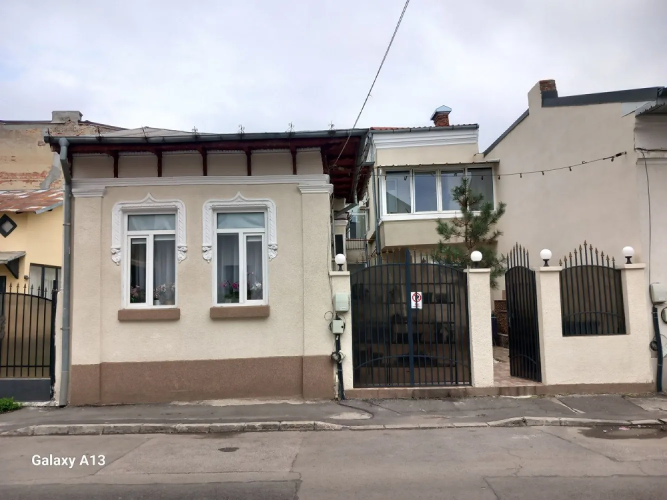 BRASADAS vinde casa curte comuna 3 cam 77mp HALA TRAIAN - Agenția imobiliara BRASADAS vinde casa cu curte comuna 77mp în zona HALA TRAIAN, intrare din Calea Călărași. Casa este stil VAGON. Bucatarie mobilata, Baie cu cada, dormitor si doua camere care se traversează.
La subsol este o pivnita cu arcade din caramida de 12mp.
În apropiere autobuzul 97 și tramvaiul 14, 40, 55. Doua stații de tramvai pana la PIATA UNIRII.Pentru mai multe oferte accesați www.brasadas.com.