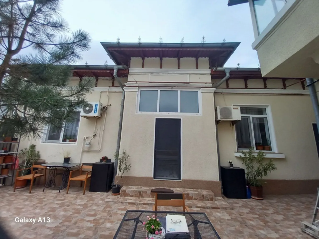 BRASADAS vinde casa curte comuna 3 cam 77mp HALA TRAIAN - Agenția imobiliara BRASADAS vinde casa cu curte comuna 77mp în zona HALA TRAIAN, intrare din Calea Călărași. Casa este stil VAGON. Bucatarie mobilata, Baie cu cada, dormitor si doua camere care se traversează.
La subsol este o pivnita cu arcade din caramida de 12mp.
În apropiere autobuzul 97 și tramvaiul 14, 40, 55. Doua stații de tramvai pana la PIATA UNIRII.Pentru mai multe oferte accesați www.brasadas.com.