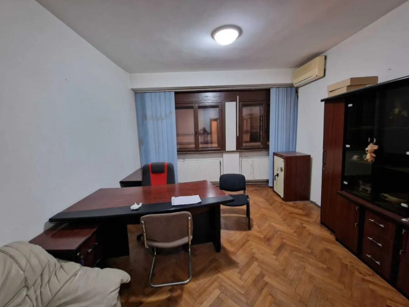 Apartament 2 camere - Str. Smardan - Unirii - Centru - Birou / Locuit - Inchiriez apartament de 2 camere situat pe Str. Smardan din Centrul Vechi, Bucuresti

Apartamentul este partial mobilat si utilat, 

Se percep 3 luni la inchiriere ( luna in curs, o luna avans, o luna garantie ) 

Pret negociabil la perioada mai mare de 12 luni / 24 luni 

Pentru mai multe detalii folositi mesageria OLX sau nr de contact