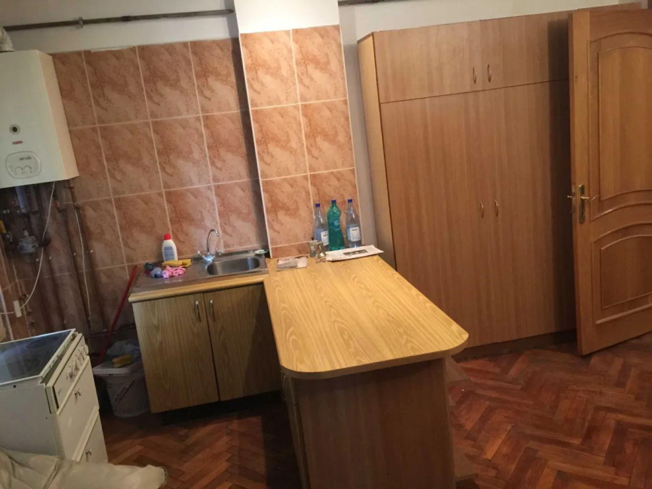 Apartament 2 camere - Str. Smardan - Unirii - Centru - Birou / Locuit - Inchiriez apartament de 2 camere situat pe Str. Smardan din Centrul Vechi, Bucuresti

Apartamentul este partial mobilat si utilat, 

Se percep 3 luni la inchiriere ( luna in curs, o luna avans, o luna garantie ) 

Pret negociabil la perioada mai mare de 12 luni / 24 luni 

Pentru mai multe detalii folositi mesageria OLX sau nr de contact