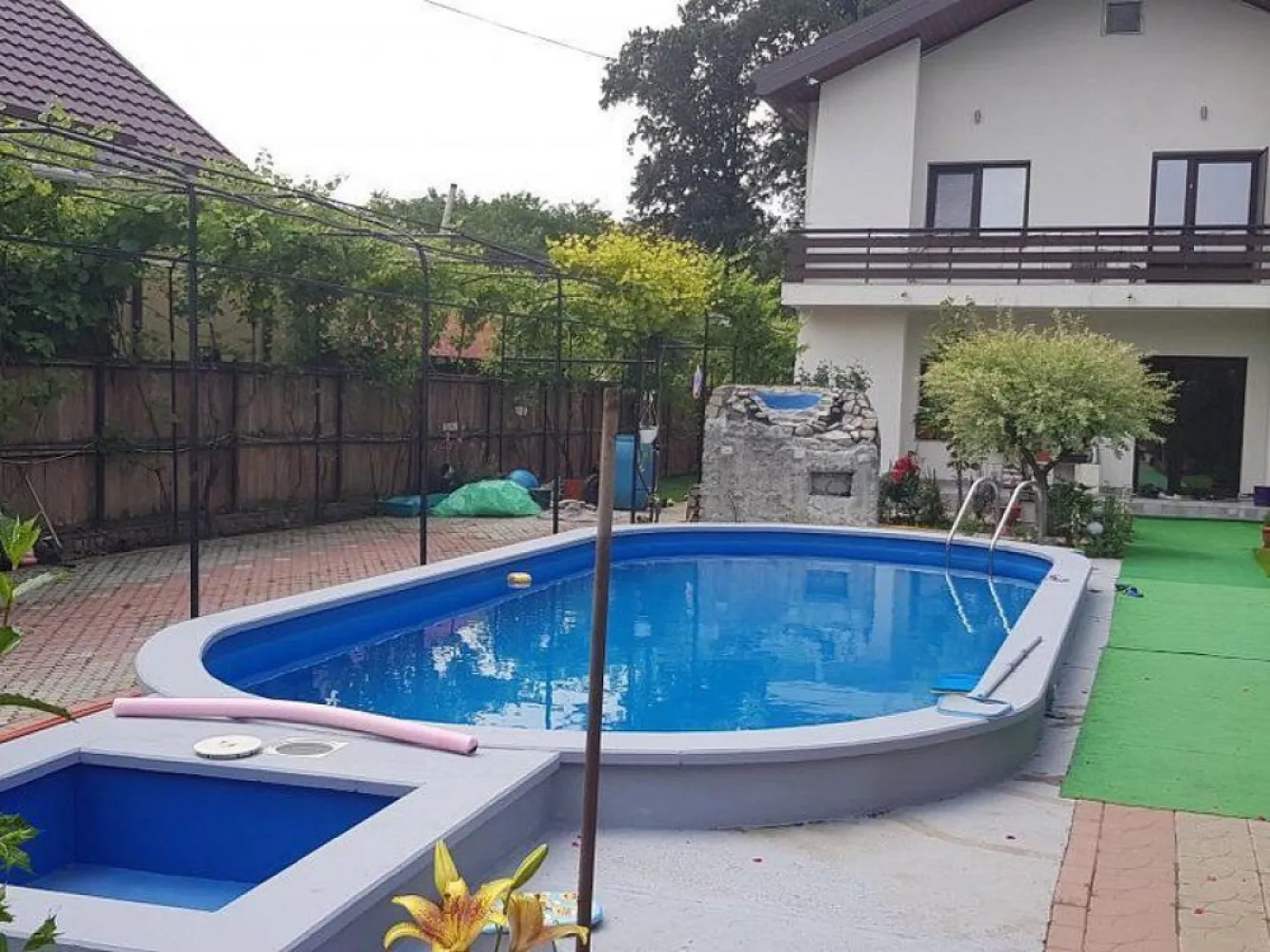 Afumati vila 8 camere , teren 1300 mp , piscina - K Imobiliare propune in zona Afumati , padure , vila P+1 si piscina Dispunere camere : Parter : living (50 mp ) , camera de zi (31 mp ), bucatarie ( 11 mp ) , 2 dormitoare , baie si wc serviciu . Etaj 4 dormitoare , living , baie . Suprafata casa 340 mp si teren suprafata 1300 mp.
Comision standard .
Pentru finantare recomandam broker de credite.