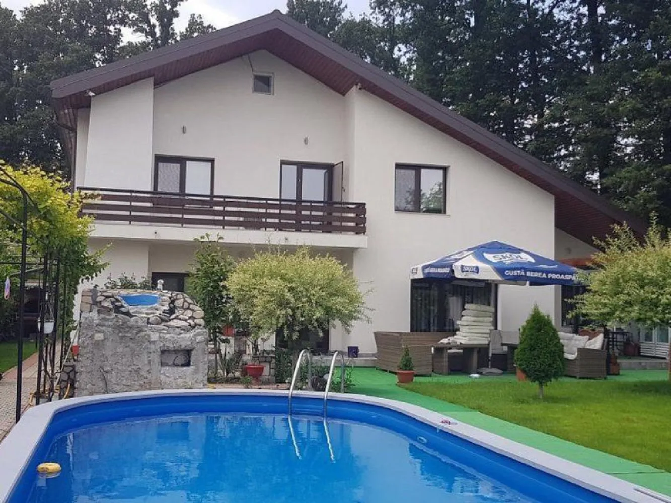 Afumati vila 8 camere , teren 1300 mp , piscina - K Imobiliare propune in zona Afumati , padure , vila P+1 si piscina Dispunere camere : Parter : living (50 mp ) , camera de zi (31 mp ), bucatarie ( 11 mp ) , 2 dormitoare , baie si wc serviciu . Etaj 4 dormitoare , living , baie . Suprafata casa 340 mp si teren suprafata 1300 mp.
Comision standard .
Pentru finantare recomandam broker de credite.