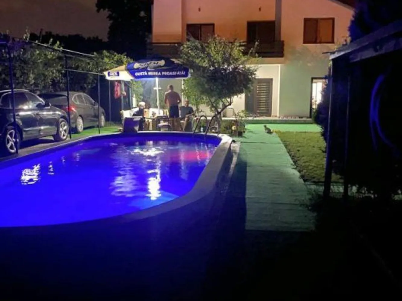 Afumati vila 8 camere , teren 1300 mp , piscina - K Imobiliare propune in zona Afumati , padure , vila P+1 si piscina Dispunere camere : Parter : living (50 mp ) , camera de zi (31 mp ), bucatarie ( 11 mp ) , 2 dormitoare , baie si wc serviciu . Etaj 4 dormitoare , living , baie . Suprafata casa 340 mp si teren suprafata 1300 mp.
Comision standard .
Pentru finantare recomandam broker de credite.