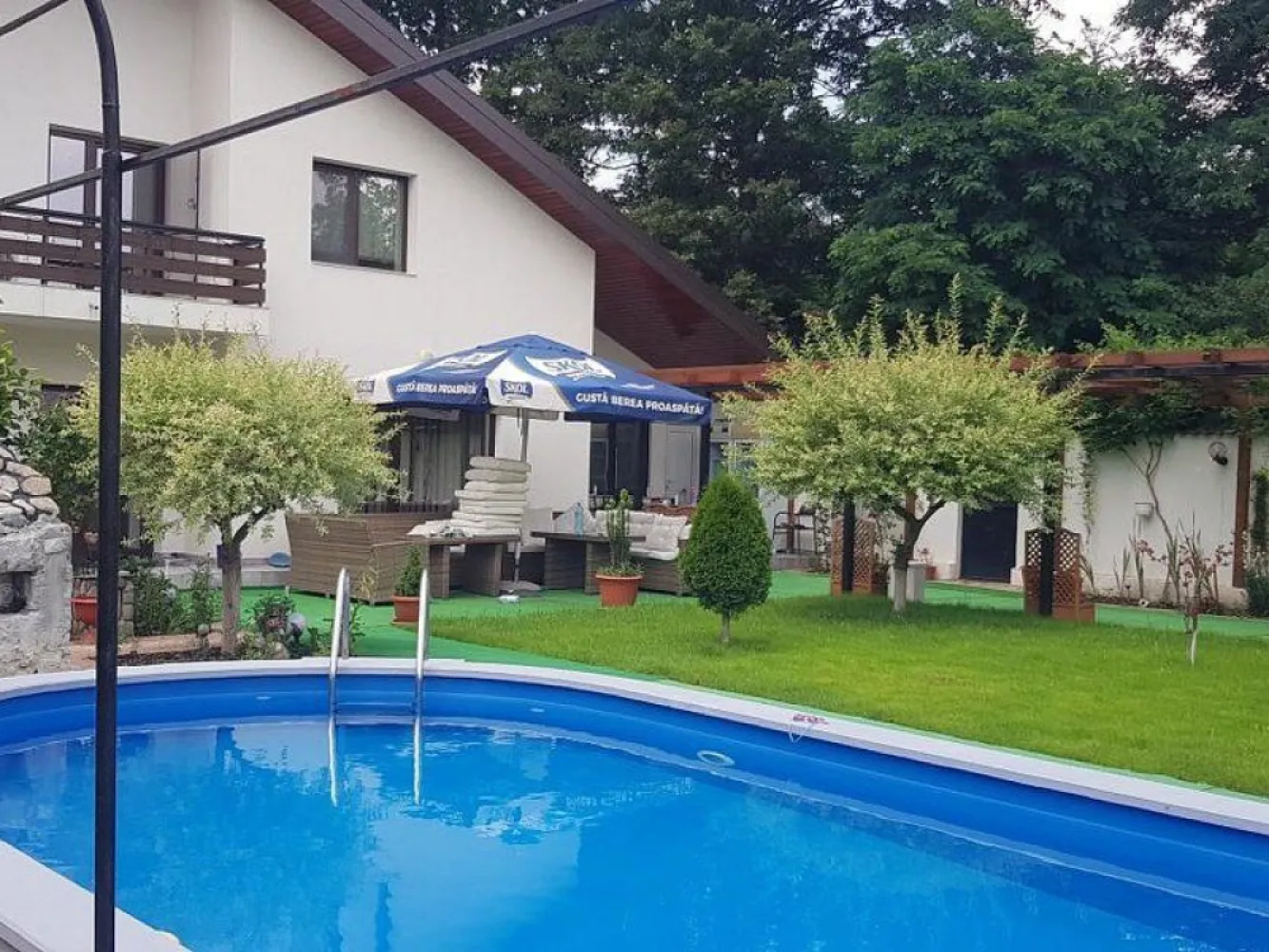 Afumati vila 8 camere , teren 1300 mp , piscina - K Imobiliare propune in zona Afumati , padure , vila P+1 si piscina Dispunere camere : Parter : living (50 mp ) , camera de zi (31 mp ), bucatarie ( 11 mp ) , 2 dormitoare , baie si wc serviciu . Etaj 4 dormitoare , living , baie . Suprafata casa 340 mp si teren suprafata 1300 mp.
Comision standard .
Pentru finantare recomandam broker de credite.