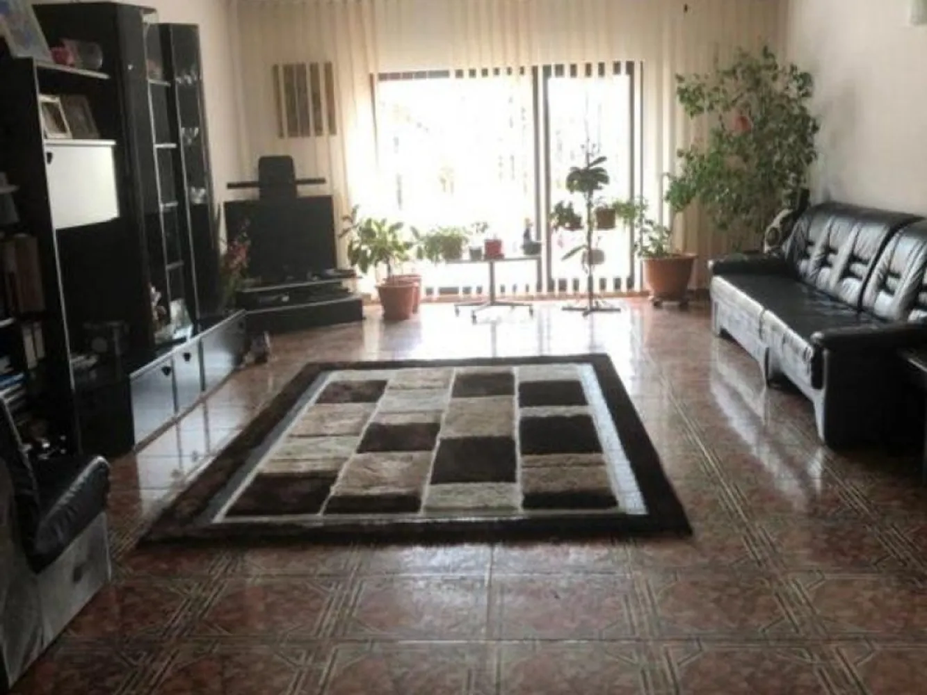 Afumati vila 8 camere , teren 1300 mp , piscina - K Imobiliare propune in zona Afumati , padure , vila P+1 si piscina Dispunere camere : Parter : living (50 mp ) , camera de zi (31 mp ), bucatarie ( 11 mp ) , 2 dormitoare , baie si wc serviciu . Etaj 4 dormitoare , living , baie . Suprafata casa 340 mp si teren suprafata 1300 mp.
Comision standard .
Pentru finantare recomandam broker de credite.