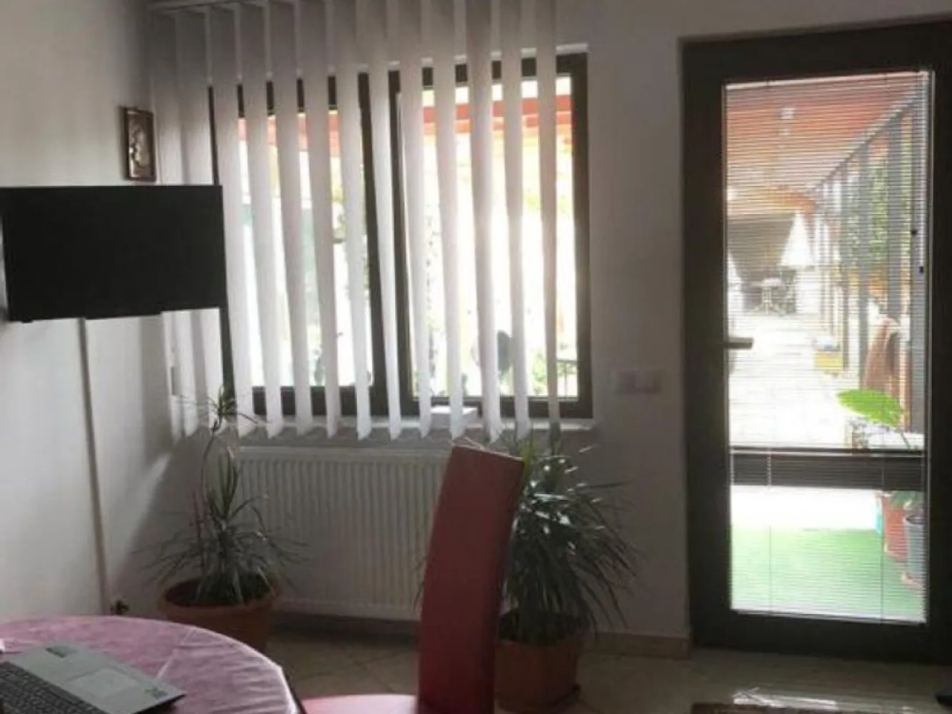 Afumati vila 8 camere , teren 1300 mp , piscina