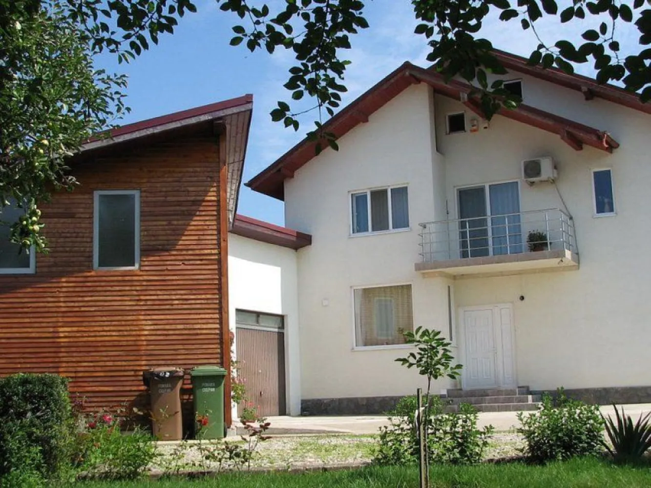 Ciopani vila 5 camere teren 4000 mp - K Imobiliare propune proprietarte de exceptie, casa in zona linistita in imediata vecinatate a padurii Snagov cu aer curat, ozonificat, cu acces la multe facilitati din zona Ciolpani, Ilfov. 
Nr. camere:4
o Suprafaţă utilă:295 mp
o Nr. băi:2
o Suprafaţă teren:4000 mp
o An construcţie:2005
o Regim înălţime:S+P+M