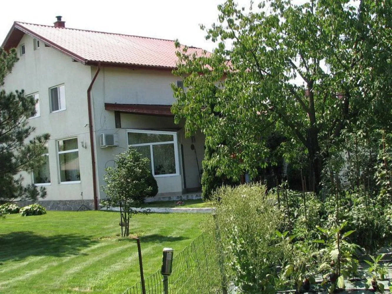 Ciopani vila 5 camere teren 4000 mp - K Imobiliare propune proprietarte de exceptie, casa in zona linistita in imediata vecinatate a padurii Snagov cu aer curat, ozonificat, cu acces la multe facilitati din zona Ciolpani, Ilfov. 
Nr. camere:4
o Suprafaţă utilă:295 mp
o Nr. băi:2
o Suprafaţă teren:4000 mp
o An construcţie:2005
o Regim înălţime:S+P+M