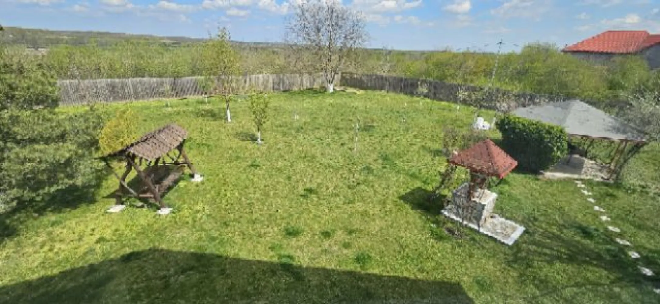 Ciopani vila 5 camere teren 4000 mp - K Imobiliare propune proprietarte de exceptie, casa in zona linistita in imediata vecinatate a padurii Snagov cu aer curat, ozonificat, cu acces la multe facilitati din zona Ciolpani, Ilfov. 
Nr. camere:4
o Suprafaţă utilă:295 mp
o Nr. băi:2
o Suprafaţă teren:4000 mp
o An construcţie:2005
o Regim înălţime:S+P+M