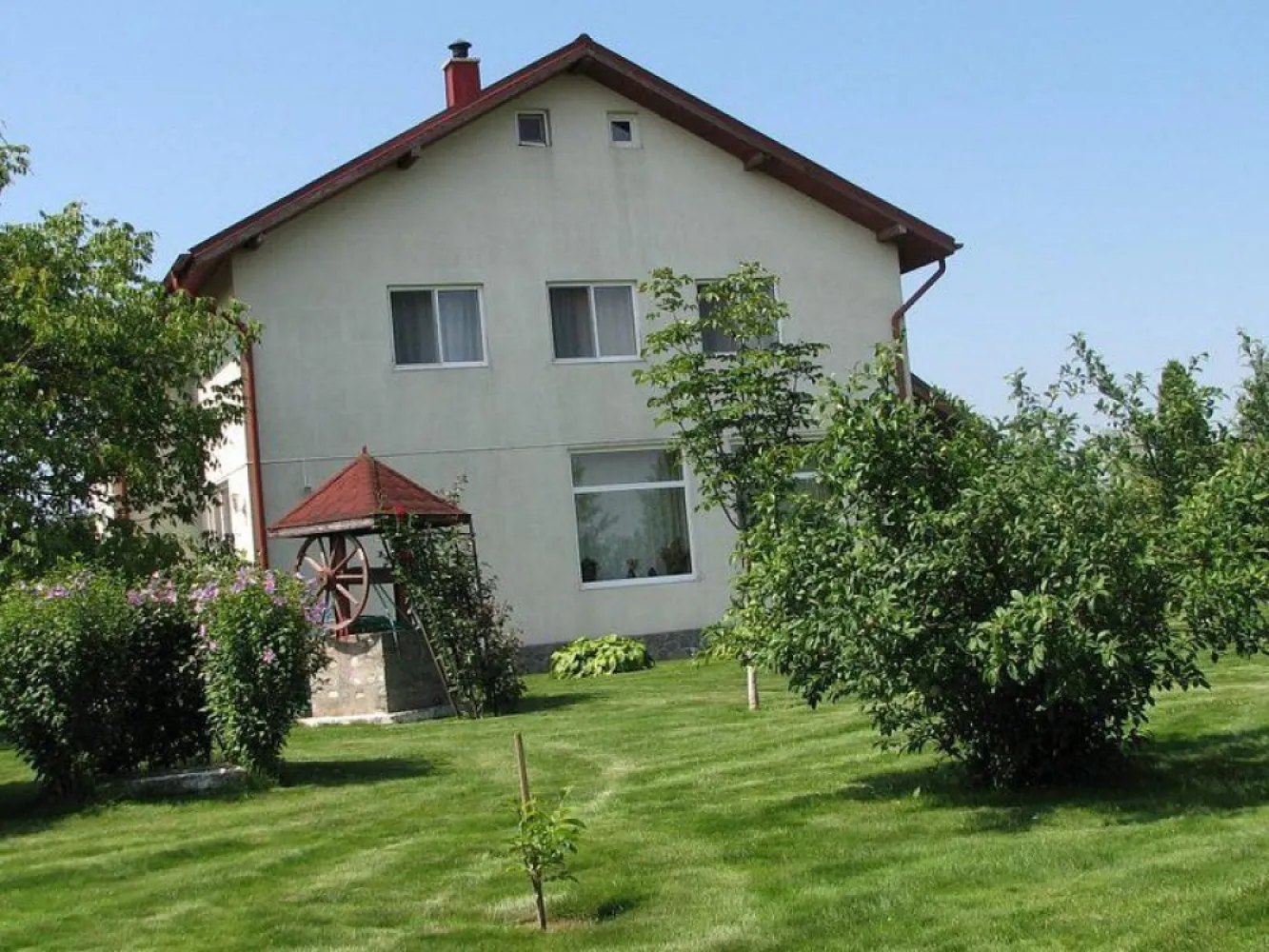 Ciopani vila 5 camere teren 4000 mp - K Imobiliare propune proprietarte de exceptie, casa in zona linistita in imediata vecinatate a padurii Snagov cu aer curat, ozonificat, cu acces la multe facilitati din zona Ciolpani, Ilfov. 
Nr. camere:4
o Suprafaţă utilă:295 mp
o Nr. băi:2
o Suprafaţă teren:4000 mp
o An construcţie:2005
o Regim înălţime:S+P+M