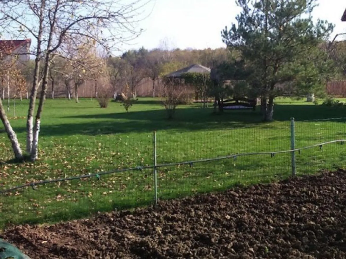 Ciopani vila 5 camere teren 4000 mp - K Imobiliare propune proprietarte de exceptie, casa in zona linistita in imediata vecinatate a padurii Snagov cu aer curat, ozonificat, cu acces la multe facilitati din zona Ciolpani, Ilfov. 
Nr. camere:4
o Suprafaţă utilă:295 mp
o Nr. băi:2
o Suprafaţă teren:4000 mp
o An construcţie:2005
o Regim înălţime:S+P+M