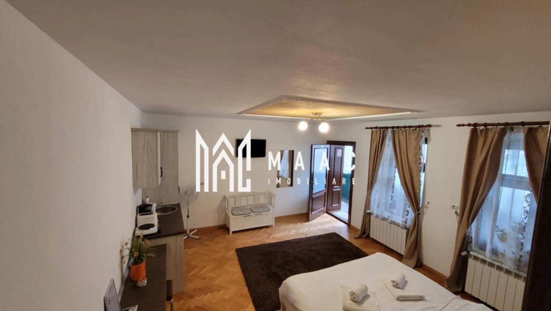 Apartament in Regim Hotelier | Centru | 138MPU | 2 Pivnite - MAAC Imobiliare propune spre vânzare o proprietate Ultracentrala compartimentată în 4 Unități – Ideala pentru Investiție! Suprafață utilă: 138 mp Suprafață construită: 194 mp Compartimentare: 4 studiouri complet funcționale și modern amenajate Apartamentele mai beneficiaza de 2 pivnite: 1 de 11MPU si a 2-a de 22,10 MPU Descriere generală: Oportunitate rară de achiziție/investiție! Această proprietate este compartimentată în 4 studiouri individuale, fiecare având acces propriu. Imobilul este ideal pentru închiriere sau pentru utilizare de către mai multe familii. Proprietatea beneficiază de un design modern, finisaje de lux și este gata pentru utilizare imediată. Localizată într-o zonă accesibilă, cu infrastructură modernă și acces facil la mijloace de transport, această casă/vilă reprezintă o investiție excelentă sau o locuință de vis. Detalii și dotări interioare: Număr camere: 4 camere, dintre care 4 dormitoare. Băi: 4 băi moderne, dotate cu cabine de duș. Bucătării: 4 bucătării complet echipate, incluzând chicinete și bucătării deschise. Mobilier: Fiecare unitate este complet mobilată lux, cu finisaje moderne (tapet, faianță, vopsea lavabilă). Facilități și dotări tehnice: Încălzire: Centrală proprie, cu calorifere pentru fiecare unitate. Uși: Uși de intrare din lemn sau PVC, oferind un aspect elegant și siguranță. Dotări suplimentare: Aragaz, hotă, frigider, TV și conexiune la internet wireless în fiecare unitate. Confort și infrastructură: Străzi: Asfaltate și iluminate, pentru acces facil și sigur. Utilități generale: Apă, canalizare, gaz, curent electric, telefon și internet de mare viteză. Transport: Acces rapid la mijloace de transport în comun si la toate punctele de interes din Centrul orasului. Avantaje: Compartimentare ideală pentru închiriere: Cele 4 unități oferă un randament investițional excelent. Spațiu generos: Suprafața utilă de 138 mp oferă confort și versatilitate. Amenajări moderne: Mobilier și dotări de lux care sporesc atractivitatea și valoarea proprietății. Această proprietate este perfectă pentru: Investitori care doresc să obțină venituri pasive din chirii. Familii numeroase sau persoane care doresc să locuiască împreună, dar să beneficieze de intimitate. Pentru mai multe detalii, vă rugăm să ne contactați specificând ID: CP2290082. Contactează-ne acum pentru detalii suplimentare și programarea unei vizionări! }}