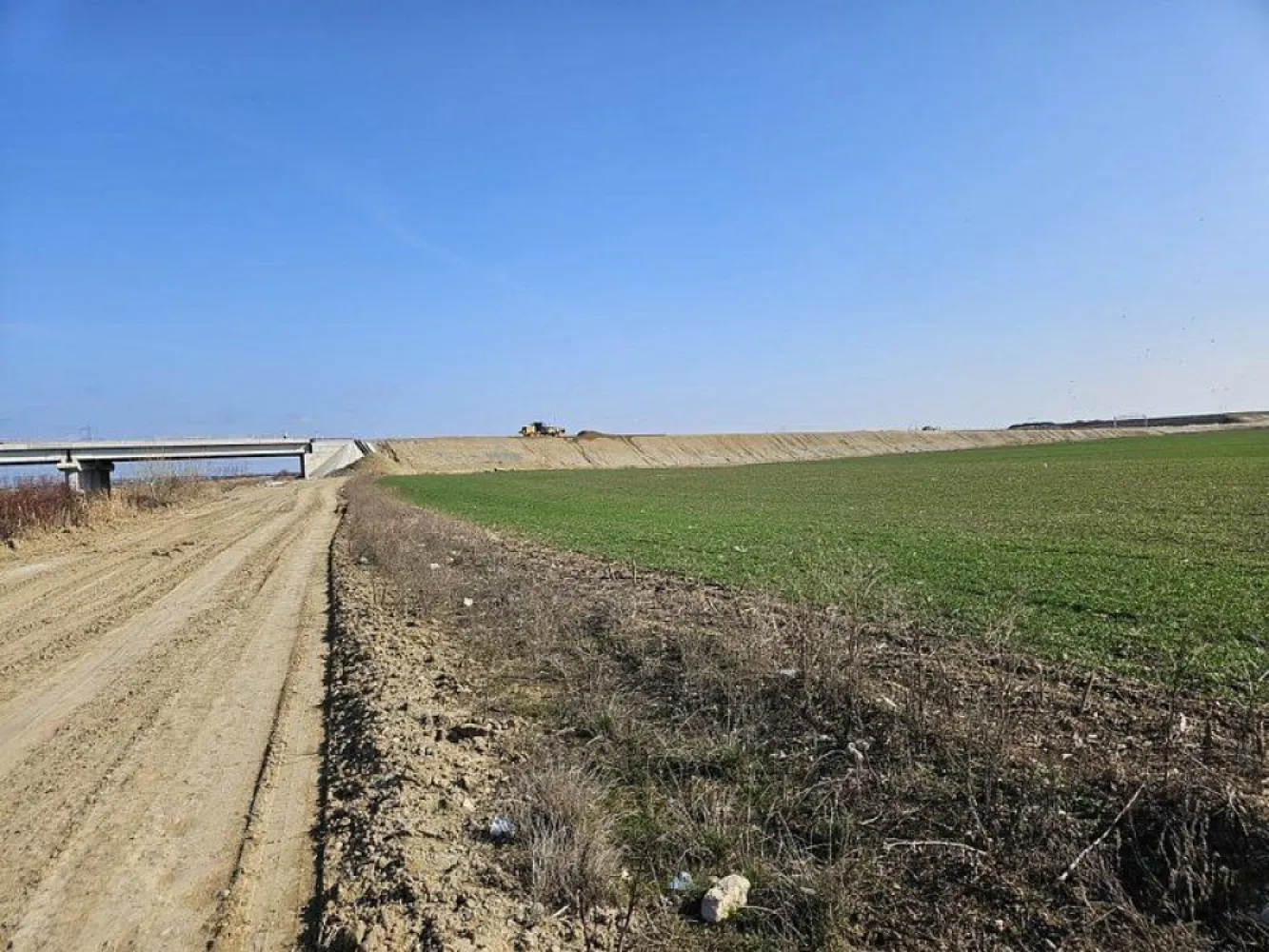 Teren intravilan 5000 mp de vânzare Cheiul Dâmboviței apropiere A2 - K Imobiliare vă propune spre vânzare un teren intravilan situat strategic în zona Cheiul Dâmboviței – Stația de Epurare, cu acces rapid către Autostrada A2, ideal pentru dezvoltări industriale sau logistice.

📍 **Localizare excelentă** – acces facil către A2 și centura Bucureștiului
📐 **Suprafață:** 5000 mp
📏 **Deschidere:** 17 ml (cu posibilitate de extindere)
🏭 **Destinație:** zonă industrială

📊 **Indicatori urbanistici:**

* **POT:** 60%
* **CUT:** 1.2

🚛 **Avantaje:**

* Poziționare ideală pentru hale, depozite sau activități industriale
* Acces rapid pentru transport greu și logistică
* Zonă în plină dezvoltare industrială
* Posibilitate de extindere a suprafeței

Terenul reprezintă o oportunitate excelentă pentru investiții datorită amplasării strategice și parametrilor urbanistici avantajoși.