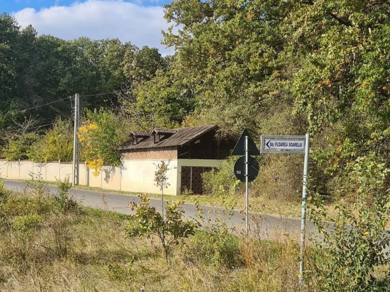 Teren intravilan de vânzare Corbeanca padure – 721 mp, utilități, - K Imobiliare vă propune spre vânzare un teren intravilan situat în Corbeanca, pe strada Radarului, într-o zonă în plină dezvoltare, cu acces facil și vecinătăți de case noi.

📍 Localizare excelentă – zonă liniștită, aproape de natură, cu acces rapid către București
📐 Suprafață teren: 721 mp
🛣️ Deschidere: la stradă asfaltată
🔌 Utilități: toate utilitățile la stradă (curent, gaz, apă)

🏗️ Regim urbanistic:

P+2
POT: 30%
CUT: 1

💡 Posibilitate extindere: se pot achiziționa încă 2 loturi alăturate, fiecare de 721 mp – ideal pentru dezvoltare rezidențială sau investiție.

🌳 Terenul este amplasat într-o zonă verde, cu acces direct din drum asfaltat, aproape de pădure, oferind un cadru perfect pentru construcția unei locuințe moderne sau a unui proiect imobiliar.