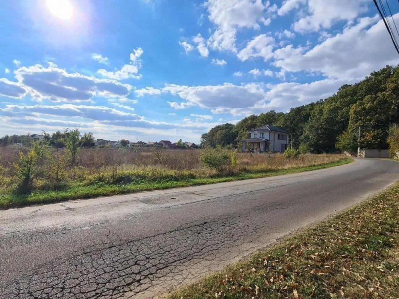 Teren intravilan de vânzare Corbeanca padure – 721 mp, utilități, - K Imobiliare vă propune spre vânzare un teren intravilan situat în Corbeanca, pe strada Radarului, într-o zonă în plină dezvoltare, cu acces facil și vecinătăți de case noi.

📍 Localizare excelentă – zonă liniștită, aproape de natură, cu acces rapid către București
📐 Suprafață teren: 721 mp
🛣️ Deschidere: la stradă asfaltată
🔌 Utilități: toate utilitățile la stradă (curent, gaz, apă)

🏗️ Regim urbanistic:

P+2
POT: 30%
CUT: 1

💡 Posibilitate extindere: se pot achiziționa încă 2 loturi alăturate, fiecare de 721 mp – ideal pentru dezvoltare rezidențială sau investiție.

🌳 Terenul este amplasat într-o zonă verde, cu acces direct din drum asfaltat, aproape de pădure, oferind un cadru perfect pentru construcția unei locuințe moderne sau a unui proiect imobiliar.