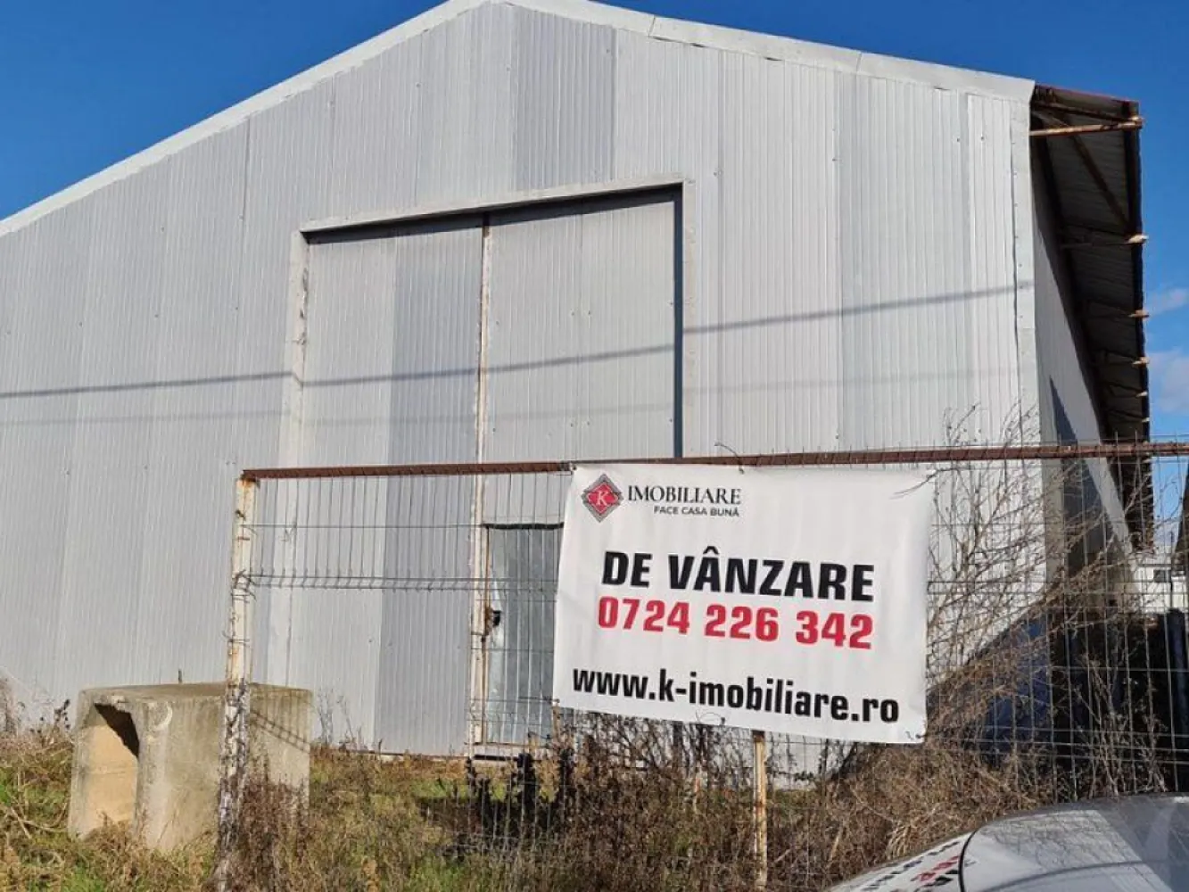 Sinesti -hala productie depozitare suprafata 1350 mp - K Imobiliare vă propune spre achiziție o hală industrială construită în 2014, ideală pentru activități de depozitare, producție sau logistică, situată în zona Sinești – Ialomița.

**Specificații tehnice:**

* Suprafață hală: **1.350 mp**
* Suprafață teren: **1.850 mp**
* Înălțime utilă: **6 m**
* Construcție metalică modernă
* Acces facil pentru autoutilitare și transport marfă

 **Avantaje operaționale:**

* Spațiu open-space, ușor adaptabil pentru diverse activități
* Luminozitate naturală și structură eficientă
* Ideal pentru depozitare, producție ușoară sau hub logistic
* Curte proprie pentru manevră și parcare

 **Aspecte juridice:**

* Cadastru și intabulare realizate
* Disponibilitate imediată

 **Localizare:**
Amplasare strategică, cu acces rapid către drumuri principale – potrivit pentru afaceri ce necesită logistică eficientă și costuri optimizate.