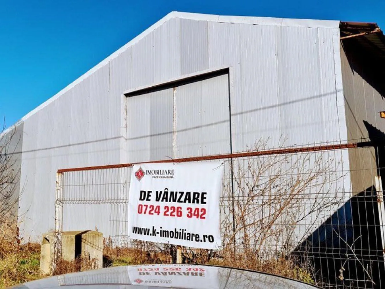 Sinesti -hala productie depozitare suprafata 1350 mp - K Imobiliare vă propune spre achiziție o hală industrială construită în 2014, ideală pentru activități de depozitare, producție sau logistică, situată în zona Sinești – Ialomița.

**Specificații tehnice:**

* Suprafață hală: **1.350 mp**
* Suprafață teren: **1.850 mp**
* Înălțime utilă: **6 m**
* Construcție metalică modernă
* Acces facil pentru autoutilitare și transport marfă

 **Avantaje operaționale:**

* Spațiu open-space, ușor adaptabil pentru diverse activități
* Luminozitate naturală și structură eficientă
* Ideal pentru depozitare, producție ușoară sau hub logistic
* Curte proprie pentru manevră și parcare

 **Aspecte juridice:**

* Cadastru și intabulare realizate
* Disponibilitate imediată

 **Localizare:**
Amplasare strategică, cu acces rapid către drumuri principale – potrivit pentru afaceri ce necesită logistică eficientă și costuri optimizate.