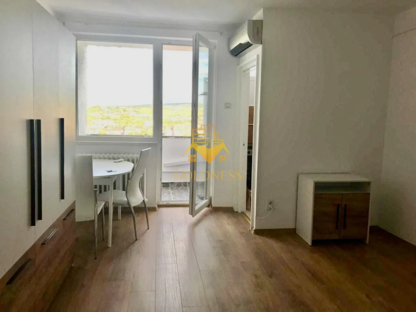 1 camera, Gheorgheni, Constantin Brâncuși, BT, Carrefour, Panemar - GOLDNESS Imobiliare vă propune spre închiriere o garsoniera complet mobilat și utilat, la etajul 10 într-un imobil de 10 etaje, în Cartierul Gheorgheni.

Se află în apropierea stațiilor de transport în comun, magazine, restaurante, spații verzi, farmacii, etc. 

Apartamentul este compartimentat astfel:
 - camera cu canapea extensibilă, dressing, noptiere
 - bucătărie complet utilată și mobilată, loc de servit masa 
 - baie cu cada, calorifer port prosop și dulap pentru depozitare.
 - balcon de 3 mp.

Imobilul este dotat cu toate cele necesare- termoficare, frigider, aragaz, hotă, mașină de spălat haine, etc. 

Dacă sunteți interesați de acest apartament și doriți să îl vizionați, dar și pentru alte oferte nu ezitați să ne contactați telefonic sau prin e-mail. Vă stăm la dispoziție!
Pentru intermediere se percepe un comision de 50% din prețul chiriei!
