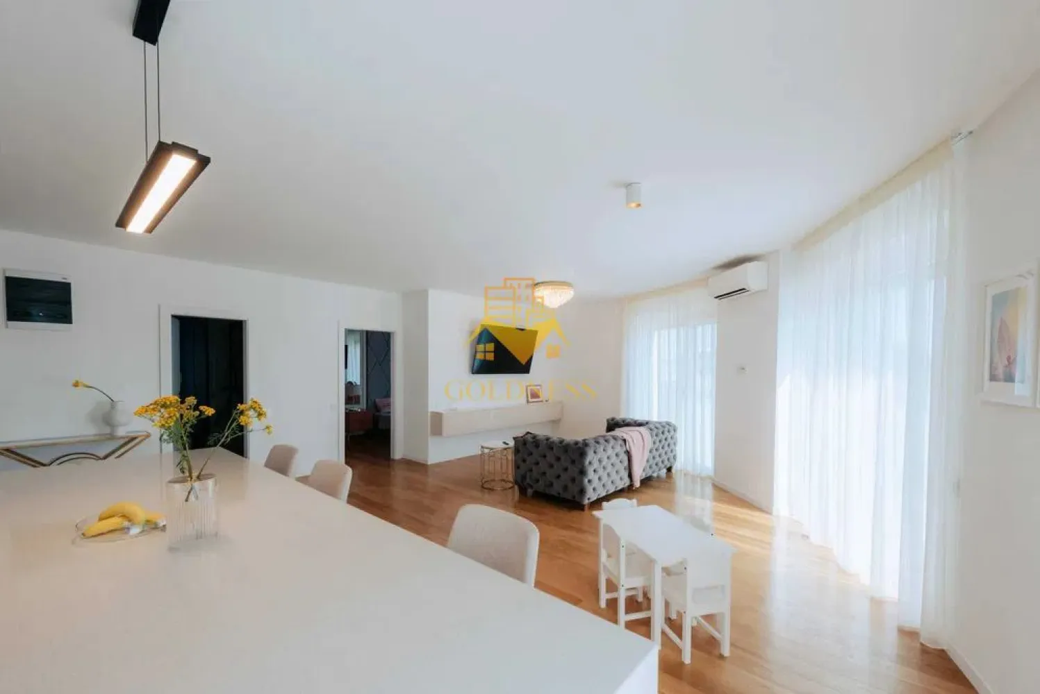 4 camere, Premium, bloc nou, Zorilor Zona Louis Pasteur, UMF,Marinescu - GOLDNESS Imobiliare vă propune spre închiriere un apartament cu 4 camere complet mobilat și utilat, la etajul 3 într-un imobil de 7 etaje, în zona Semicentrala. 

Apartamentul este compartimentat astfel:
 - dormitor cu pat matrimonial, dressing, noptiere, AC

 - dormitor cu pat, spatiu pentru depozitare, TV, birou, AC

 - dormitor cu pat matrimonial, dressing, noptiere

 - living cu bucatarie open-space complet utilată, canapea extensibilă, loc de servit masa 

 - 2 bai identice cu cabina de dus, calorifer port prosop inox și dulap pentru depozitare.

 - 2 terase de 10 mp.

Imobilul este dotat cu toate cele necesare- centrală proprie, mașină de spălat haine, frigider, plită electrică, hotă, etc. 

Se află în apropierea stațiilor de transport în comun, magazine, restaurante, spații verzi, farmacii, etc. 

Dispune de 2 locuri de parcare subterana!

Dacă sunteți interesați de acest apartament și doriți să îl vizionați, dar și pentru alte oferte sau detalii nu ezitați să ne contactați telefonic sau prin e-mail. Vă stăm la dispoziție!