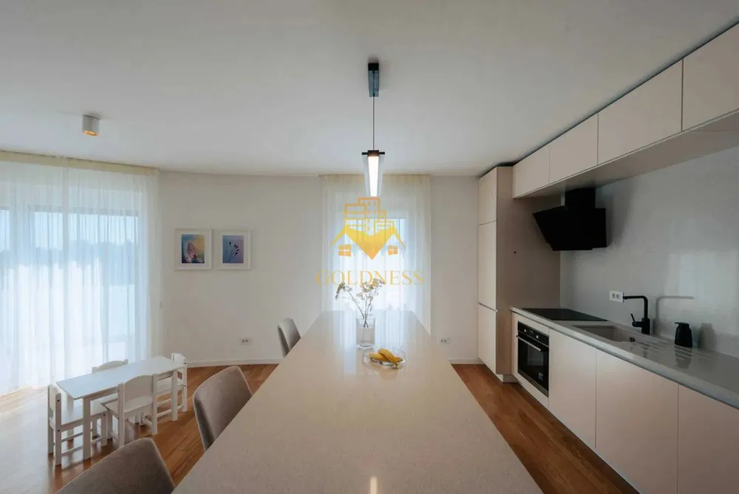 4 camere, Premium, bloc nou, Zorilor Zona Louis Pasteur, UMF,Marinescu - GOLDNESS Imobiliare vă propune spre închiriere un apartament cu 4 camere complet mobilat și utilat, la etajul 3 într-un imobil de 7 etaje, în zona Semicentrala. 

Apartamentul este compartimentat astfel:
 - dormitor cu pat matrimonial, dressing, noptiere, AC

 - dormitor cu pat, spatiu pentru depozitare, TV, birou, AC

 - dormitor cu pat matrimonial, dressing, noptiere

 - living cu bucatarie open-space complet utilată, canapea extensibilă, loc de servit masa 

 - 2 bai identice cu cabina de dus, calorifer port prosop inox și dulap pentru depozitare.

 - 2 terase de 10 mp.

Imobilul este dotat cu toate cele necesare- centrală proprie, mașină de spălat haine, frigider, plită electrică, hotă, etc. 

Se află în apropierea stațiilor de transport în comun, magazine, restaurante, spații verzi, farmacii, etc. 

Dispune de 2 locuri de parcare subterana!

Dacă sunteți interesați de acest apartament și doriți să îl vizionați, dar și pentru alte oferte sau detalii nu ezitați să ne contactați telefonic sau prin e-mail. Vă stăm la dispoziție!