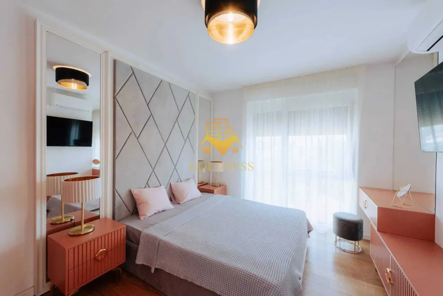 4 camere, Premium, bloc nou, Zorilor Zona Louis Pasteur, UMF,Marinescu - GOLDNESS Imobiliare vă propune spre închiriere un apartament cu 4 camere complet mobilat și utilat, la etajul 3 într-un imobil de 7 etaje, în zona Semicentrala. 

Apartamentul este compartimentat astfel:
 - dormitor cu pat matrimonial, dressing, noptiere, AC

 - dormitor cu pat, spatiu pentru depozitare, TV, birou, AC

 - dormitor cu pat matrimonial, dressing, noptiere

 - living cu bucatarie open-space complet utilată, canapea extensibilă, loc de servit masa 

 - 2 bai identice cu cabina de dus, calorifer port prosop inox și dulap pentru depozitare.

 - 2 terase de 10 mp.

Imobilul este dotat cu toate cele necesare- centrală proprie, mașină de spălat haine, frigider, plită electrică, hotă, etc. 

Se află în apropierea stațiilor de transport în comun, magazine, restaurante, spații verzi, farmacii, etc. 

Dispune de 2 locuri de parcare subterana!

Dacă sunteți interesați de acest apartament și doriți să îl vizionați, dar și pentru alte oferte sau detalii nu ezitați să ne contactați telefonic sau prin e-mail. Vă stăm la dispoziție!