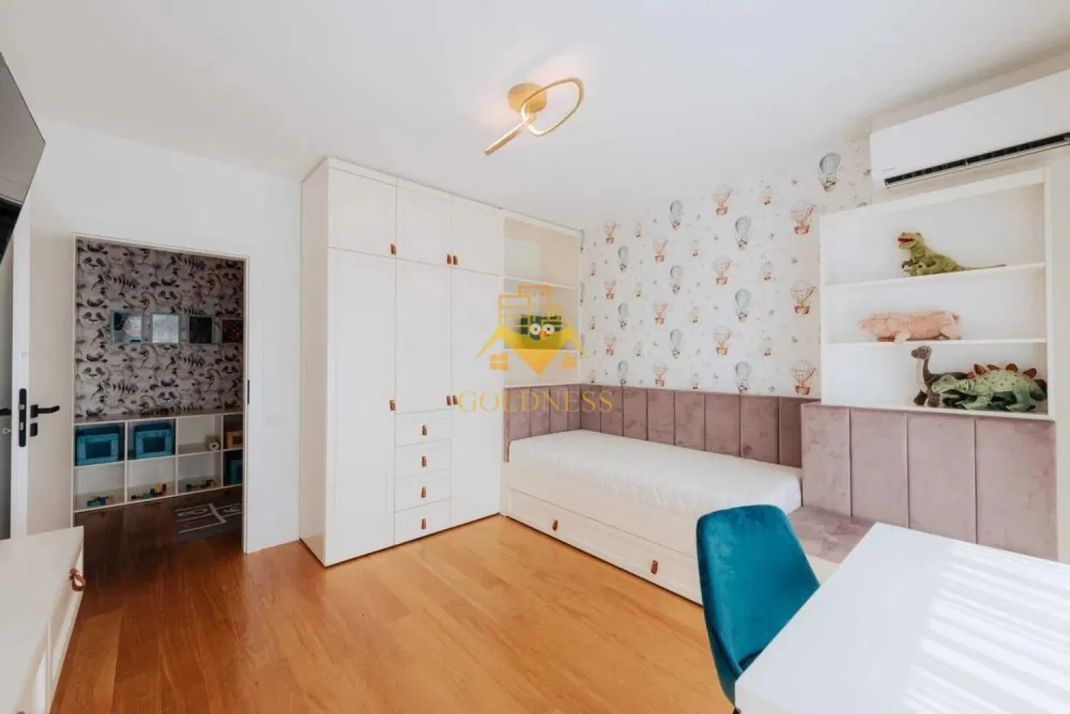 4 camere, Premium, bloc nou, Zorilor Zona Louis Pasteur, UMF,Marinescu - GOLDNESS Imobiliare vă propune spre închiriere un apartament cu 4 camere complet mobilat și utilat, la etajul 3 într-un imobil de 7 etaje, în zona Semicentrala. 

Apartamentul este compartimentat astfel:
 - dormitor cu pat matrimonial, dressing, noptiere, AC

 - dormitor cu pat, spatiu pentru depozitare, TV, birou, AC

 - dormitor cu pat matrimonial, dressing, noptiere

 - living cu bucatarie open-space complet utilată, canapea extensibilă, loc de servit masa 

 - 2 bai identice cu cabina de dus, calorifer port prosop inox și dulap pentru depozitare.

 - 2 terase de 10 mp.

Imobilul este dotat cu toate cele necesare- centrală proprie, mașină de spălat haine, frigider, plită electrică, hotă, etc. 

Se află în apropierea stațiilor de transport în comun, magazine, restaurante, spații verzi, farmacii, etc. 

Dispune de 2 locuri de parcare subterana!

Dacă sunteți interesați de acest apartament și doriți să îl vizionați, dar și pentru alte oferte sau detalii nu ezitați să ne contactați telefonic sau prin e-mail. Vă stăm la dispoziție!