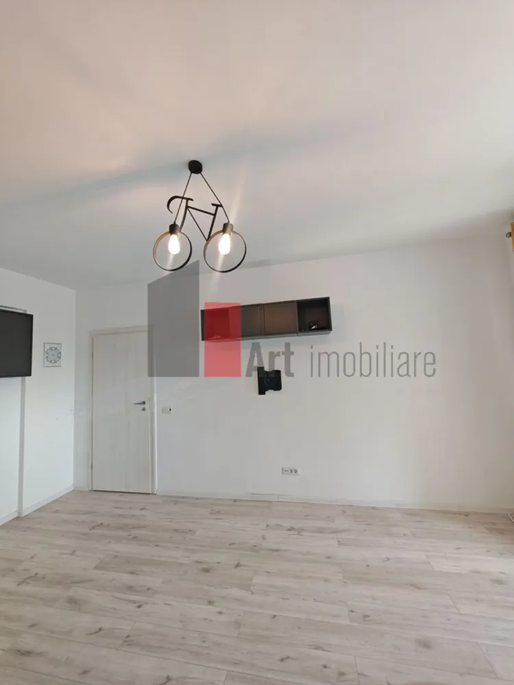 Apartament cu 2 camere de vanzare -Pacii-cu centrala-mobilat si utilat - Va propunem, un apartament cu doua camera de vanzare, decomandat, situat in zona Pacii, Preciziei, in complexul Envogue Residence (se intra din bulevardul Iuliu Maniu pe Drumul Rotii-ca punct de reper) , sector 6, cu centrala termica, semimobilat si utilat, cu aer conditionat, cu o suprafata de 55 mp, intr-un bloc construit in anul 2020, cu bucatarie utilata si inchisa (cu Frigider-Samsung, masina de spalat-Samsung, cuptor electric +plita pe gaz-Fornelli), cu balcon mare inchis (canapeaua din balcon nu mai este), la o distanta de 20 minute de metrou Preciziei. Se poate vinde semimobilat sau nu. Orientare pe Sud, avem soare intre 9-14. Actele sunt la zi, gata de mutare! In zona (in incinta blocului) gasim locuri de joaca pentru copii, parc, la cateva minute mai gasim, supermarketuri Aushan, Penny, Mega Image, Froo, statie de autobuz aproape de bloc!