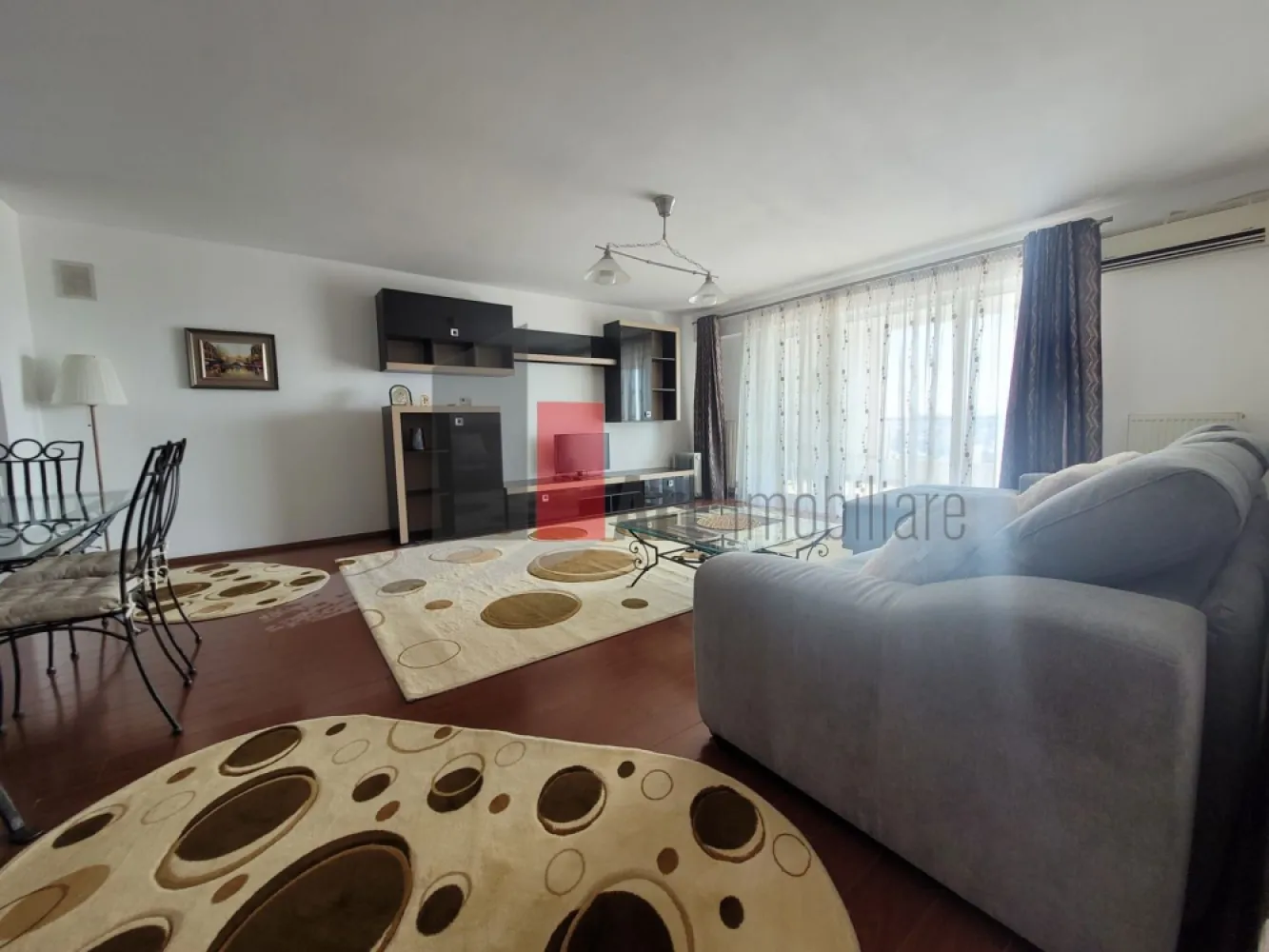 Apartament cu doua camere de inchiriat-Bucurestii Noi-Jiului-cu centrala - Apartament cu doua camere de inchiriat, in complexul Metropolis Residence, la etajul 9/18, cu o suprafata utila 70mp (90 mp cu tot cu terasa). Apartamentul este format din bucatarie open space cu livingul (45 mp), 1 grup sanitar, dormitor (15 mp), terasa (20 mp) este zugravit recent, complet mobilat si utilat (masina de spalat, cuptor, plita, frigider, centrala proprie). 
Complexul este construit in anul 2009, dispune de paza 24/24, acces cartela, curatenie, curte proprie cu loc de joaca. 
Accesul catre mijloacele de transport in comun: 200 de metri pana la statiile troleibuzelor 65 si 86, tramvaiele 24 si 45 si 500 de metri pana la statia de metrou Jiului (8 minute de mers pe jos pana la statia de metrou). Accesul rapid catre zonele Baneasa, Pipera, Casa Presei, Aviatorilor, Grozavesti, Piata Victoriei.
In zona se gasesc supermarketuri precum Mega Image, Kauffland, Penny, Carrefour dar si Parcul Bazilescu. 
Apartamentul se inchirieaza unor persoane responsabile care sa il intretina corespunzator, se percepe o garantie echivalenta cu o luna de chirie si nu se accepta caini si pisici.