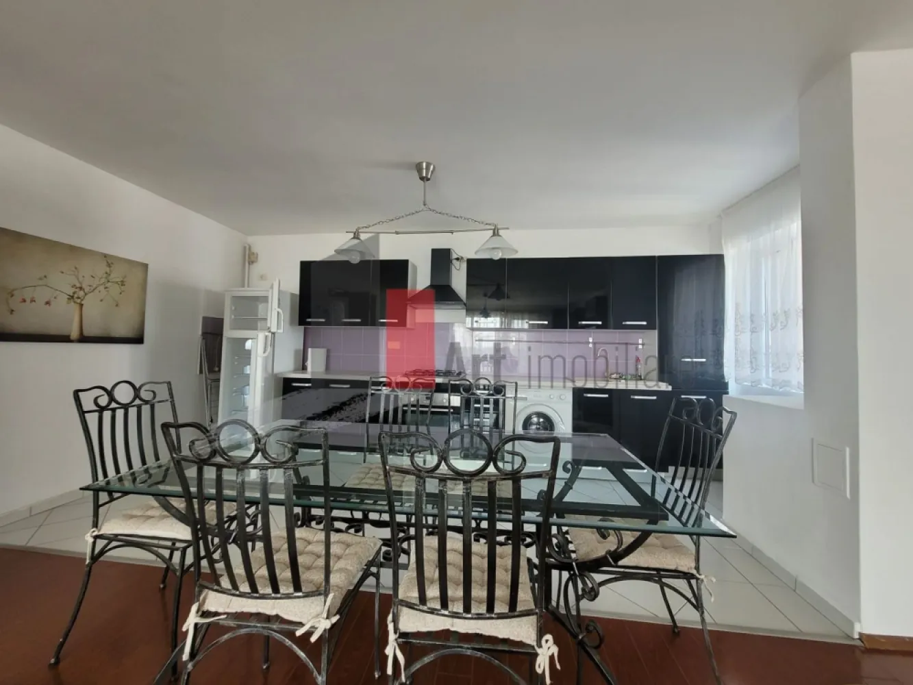 Apartament cu doua camere de inchiriat-Bucurestii Noi-Jiului-cu centrala - Apartament cu doua camere de inchiriat, in complexul Metropolis Residence, la etajul 9/18, cu o suprafata utila 70mp (90 mp cu tot cu terasa). Apartamentul este format din bucatarie open space cu livingul (45 mp), 1 grup sanitar, dormitor (15 mp), terasa (20 mp) este zugravit recent, complet mobilat si utilat (masina de spalat, cuptor, plita, frigider, centrala proprie). 
Complexul este construit in anul 2009, dispune de paza 24/24, acces cartela, curatenie, curte proprie cu loc de joaca. 
Accesul catre mijloacele de transport in comun: 200 de metri pana la statiile troleibuzelor 65 si 86, tramvaiele 24 si 45 si 500 de metri pana la statia de metrou Jiului (8 minute de mers pe jos pana la statia de metrou). Accesul rapid catre zonele Baneasa, Pipera, Casa Presei, Aviatorilor, Grozavesti, Piata Victoriei.
In zona se gasesc supermarketuri precum Mega Image, Kauffland, Penny, Carrefour dar si Parcul Bazilescu. 
Apartamentul se inchirieaza unor persoane responsabile care sa il intretina corespunzator, se percepe o garantie echivalenta cu o luna de chirie si nu se accepta caini si pisici.