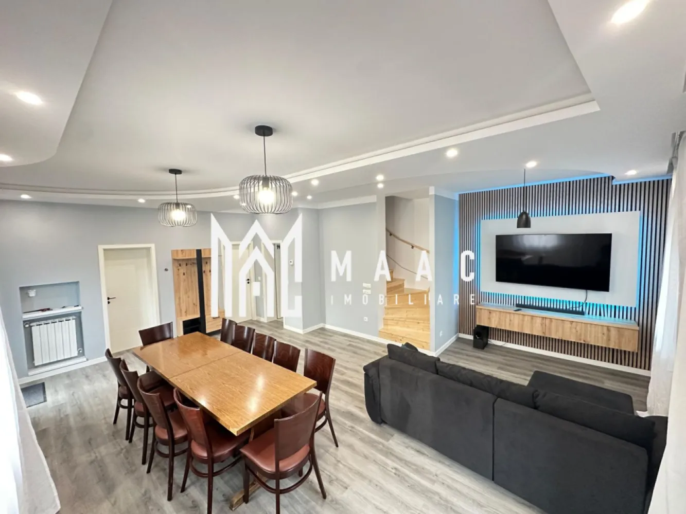 Casă 6 camere I 4 băi I 150mpu I Curte I Sebesu de Sus - MAAC Imobiliare vă oferă spre închiriere pe termen lung o casă nouă în Satul Sebeșul de Sus. Parterul imobilului este alcătuit din living în suprafața de 39mp, baie, bucătărie închisă și un dormitor. Etajul prezintă 4 dormitoare, 3 dintre acestea cu baie proprie. Imobilul dispune de curte proprie cu 3 locuri de parcare deschisă și grădină generoasă . Avantaje: • Priveliște superbă spre munți • Zonă liniștită, ideală pentru relaxare și conectare cu natura • Acces facil la Sibiu (aproximativ 30 minute cu mașina) • Potrivită pentru familii, cupluri sau persoane care lucrează remote Condiții: Disponibilă pentru închiriere pe termen lung. Valoarea chiriei inițiale plus garanția în același cuantum sunt achitate odată cu semnarea contractului. Nu ratați ocazia de a locui într-un colț de rai, aproape de Sibiu! Pentru mai multe detalii precizați telefonic ca ați văzut anunțul cu ID: CP2288091 }}