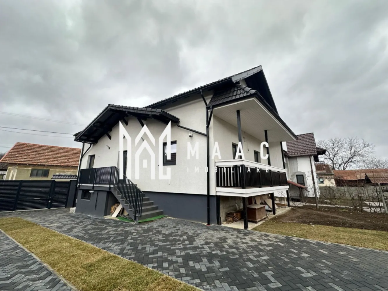 Casă 6 camere I 4 băi I 150mpu I Curte I Sebesu de Sus - MAAC Imobiliare vă oferă spre închiriere pe termen lung o casă nouă în Satul Sebeșul de Sus. Parterul imobilului este alcătuit din living în suprafața de 39mp, baie, bucătărie închisă și un dormitor. Etajul prezintă 4 dormitoare, 3 dintre acestea cu baie proprie. Imobilul dispune de curte proprie cu 3 locuri de parcare deschisă și grădină generoasă . Avantaje: • Priveliște superbă spre munți • Zonă liniștită, ideală pentru relaxare și conectare cu natura • Acces facil la Sibiu (aproximativ 30 minute cu mașina) • Potrivită pentru familii, cupluri sau persoane care lucrează remote Condiții: Disponibilă pentru închiriere pe termen lung. Valoarea chiriei inițiale plus garanția în același cuantum sunt achitate odată cu semnarea contractului. Nu ratați ocazia de a locui într-un colț de rai, aproape de Sibiu! Pentru mai multe detalii precizați telefonic ca ați văzut anunțul cu ID: CP2288091 }}