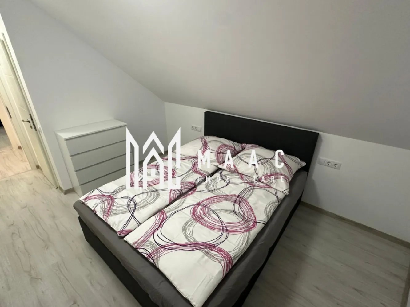 Casă 6 camere I 4 băi I 150mpu I Curte I Sebesu de Sus - MAAC Imobiliare vă oferă spre închiriere pe termen lung o casă nouă în Satul Sebeșul de Sus. Parterul imobilului este alcătuit din living în suprafața de 39mp, baie, bucătărie închisă și un dormitor. Etajul prezintă 4 dormitoare, 3 dintre acestea cu baie proprie. Imobilul dispune de curte proprie cu 3 locuri de parcare deschisă și grădină generoasă . Avantaje: • Priveliște superbă spre munți • Zonă liniștită, ideală pentru relaxare și conectare cu natura • Acces facil la Sibiu (aproximativ 30 minute cu mașina) • Potrivită pentru familii, cupluri sau persoane care lucrează remote Condiții: Disponibilă pentru închiriere pe termen lung. Valoarea chiriei inițiale plus garanția în același cuantum sunt achitate odată cu semnarea contractului. Nu ratați ocazia de a locui într-un colț de rai, aproape de Sibiu! Pentru mai multe detalii precizați telefonic ca ați văzut anunțul cu ID: CP2288091 }}