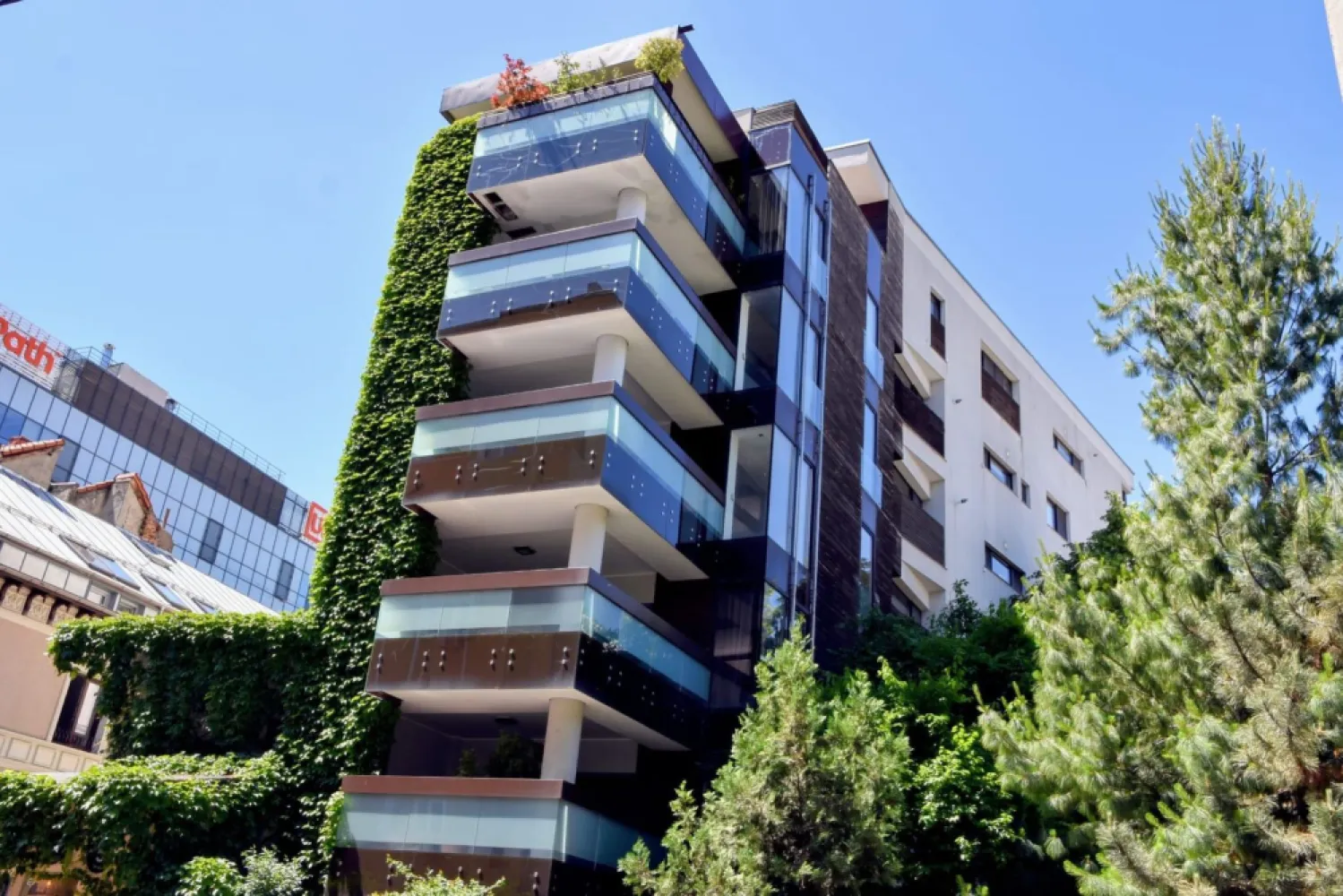 BRASADAS închiriază Ap 4 cam GARAJ Et 3,4/5 ROMANA. - Agenția imobiliara BRASADAS închiriază apartament cu camere situat la etajele 3 și 4 din 5.
Renova, mobilat si utilat LUX. Semineu functional pe lemn. Garaj subteran. 
Fără animale de companie. Termen lung.