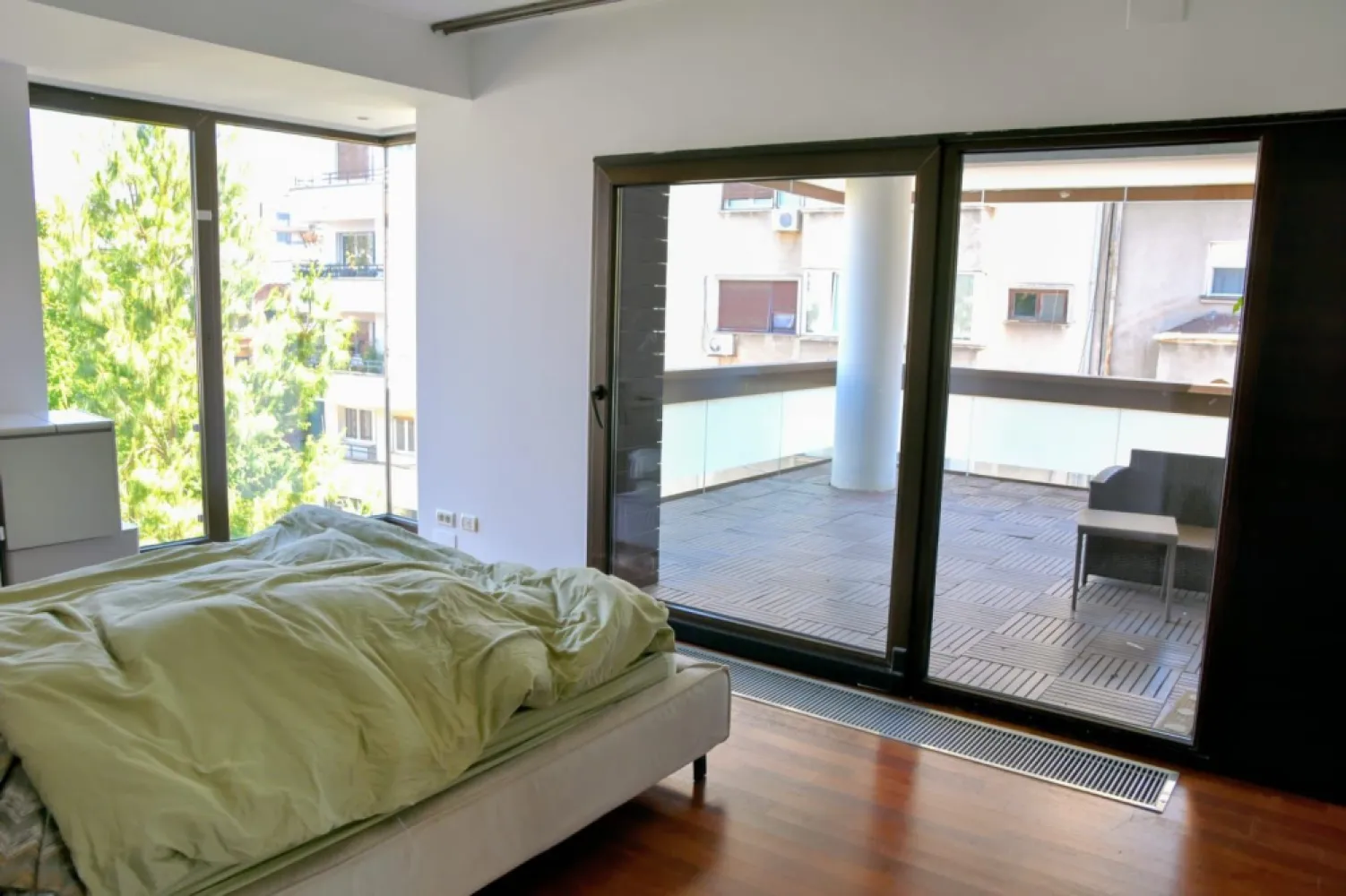 BRASADAS închiriază Ap 4 cam GARAJ Et 3,4/5 ROMANA. - Agenția imobiliara BRASADAS închiriază apartament cu camere situat la etajele 3 și 4 din 5.
Renova, mobilat si utilat LUX. Semineu functional pe lemn. Garaj subteran. 
Fără animale de companie. Termen lung.