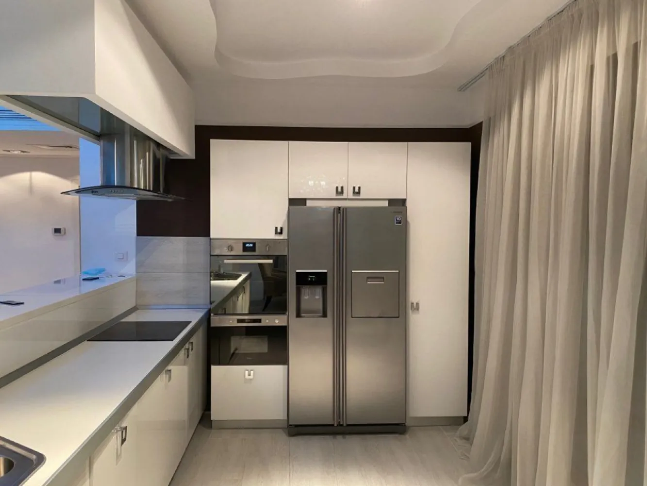 Apartament 4 camere, Herastrau, complex Persepolis, mobilat lux, 200 mp - Apartament cu 4 camere situat intr-un complex rezidential de lux. In cadrul complexului exista doua piscine acoperite, sala de fitness si un restautant.
Accesul in apartament se face direct cu lift interior. Cu acelasi lift se poate cobori direct din apartament la piscina si la sala de fitness. 
Apartamentul este foarte spatios, masurand aproximati 200 mp. Este compartiment dupa cum urmeaza: living generos, trei dormitoare si 3 bai. Dormitorul matrimonial are si un dresing incapator.
In pretul chiriei este inclus si un loc de parcare suprateran.